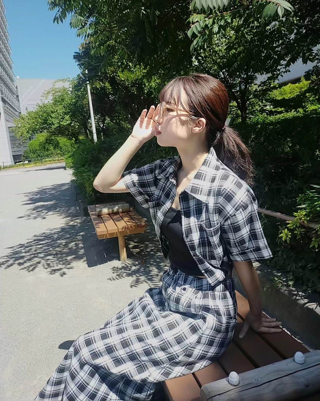 鈴木美南海のインスタグラム：「まだまだ残暑が続くなぁ😣 ・ ・ #秋 #残暑 #セットアップ #ファッション #サングラス」