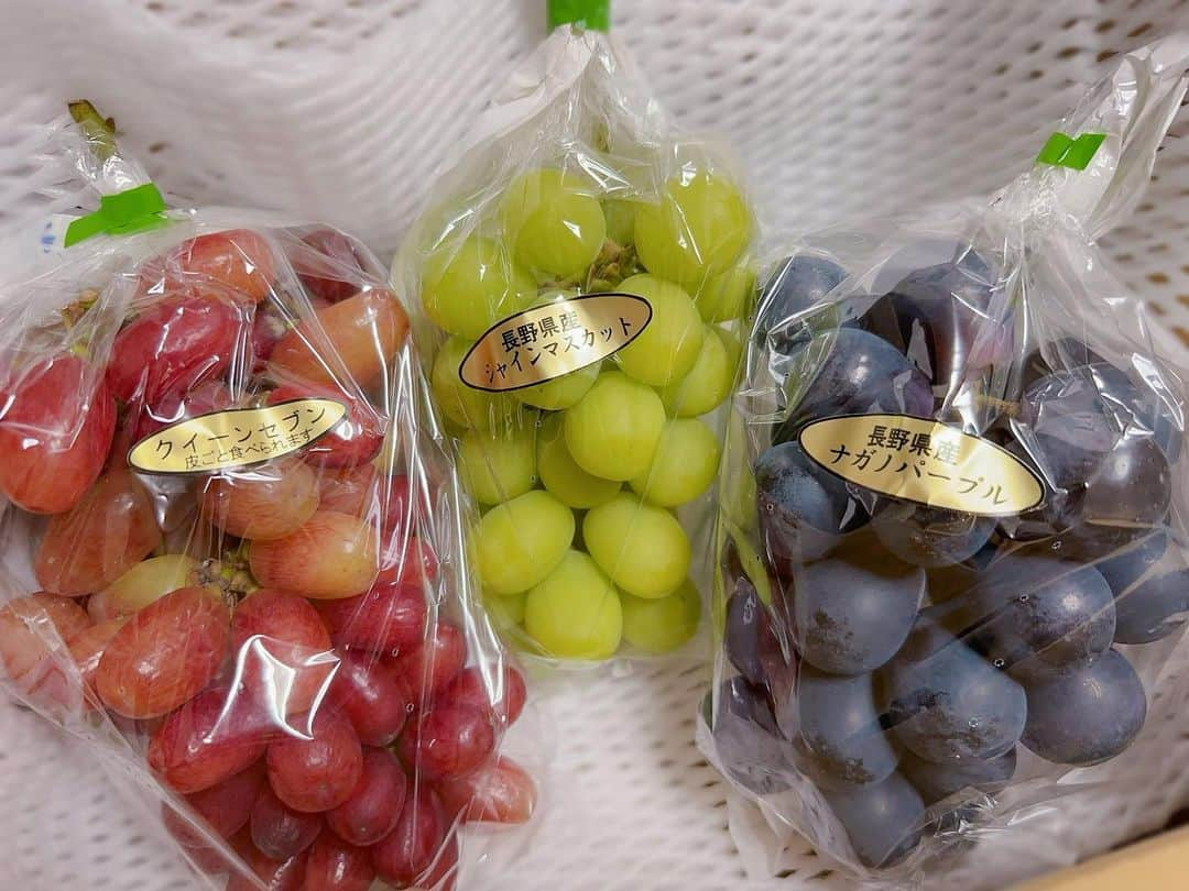 秋山希望のインスタグラム：「. 3種のぶどう🍇 素敵な贈り物  今年もこの季節に ありがとうございます✨  本当に甘くて美味しい😋  #長野県産 #シャインマスカット #ナガノパープル #クイーンセブン」