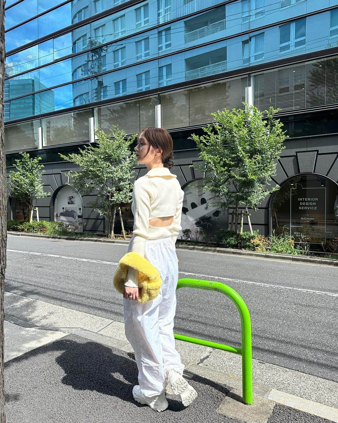 涼佳さんのインスタグラム写真 - (涼佳Instagram)「White×Yellow🤍🍋  イエローのもこもこのバッグを解禁🍋 展示会で見つけて即オーダーしたやつ  tops @_few_official  pants  @h_beautyandyouth  shoes  @nike  bag  @emmi.jp」9月4日 20時52分 - _ryoka_870