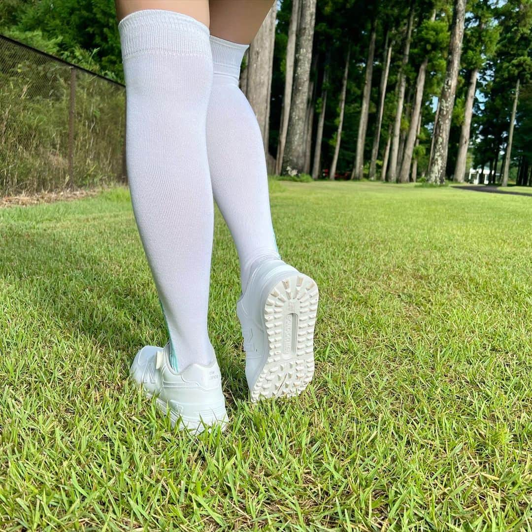 中島亜莉沙さんのインスタグラム写真 - (中島亜莉沙Instagram)「芝＆バンカーのリンクコーデ💚🤍  全身 @newbalancegolf_japan  グローブ @footjoy.japan  飛距離計 @garminjp   気付けばもう9月🌕 涼しくゴルフできるかなあ🫶🏻  #newbalance #newbalancegolf #ニューバランス #ニューバランスゴルフ #ワンピースコーデ #ゴルフ #ゴルフウェア #ゴルフバッグ #ゴルフコーデ #スポーツウェア #ゴルフ女子 #スポーツ女子 #コーデ紹介 #夏コーデ #秋コーデ #golf #골프　#골프여자　#尔夫球 #高尔夫」9月4日 20時53分 - arisan_days