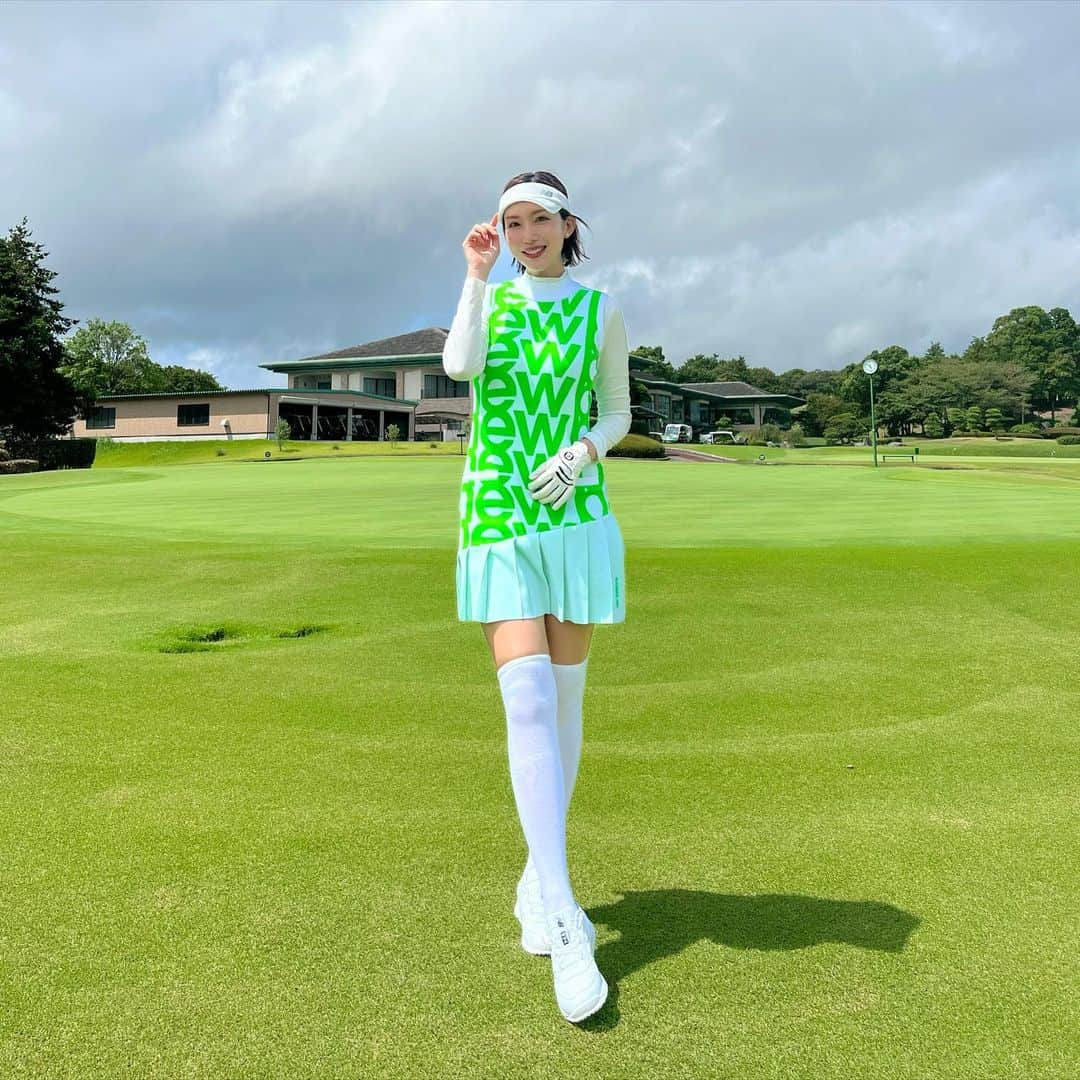 中島亜莉沙のインスタグラム：「芝＆バンカーのリンクコーデ💚🤍  全身 @newbalancegolf_japan  グローブ @footjoy.japan  飛距離計 @garminjp   気付けばもう9月🌕 涼しくゴルフできるかなあ🫶🏻  #newbalance #newbalancegolf #ニューバランス #ニューバランスゴルフ #ワンピースコーデ #ゴルフ #ゴルフウェア #ゴルフバッグ #ゴルフコーデ #スポーツウェア #ゴルフ女子 #スポーツ女子 #コーデ紹介 #夏コーデ #秋コーデ #golf #골프　#골프여자　#尔夫球 #高尔夫」