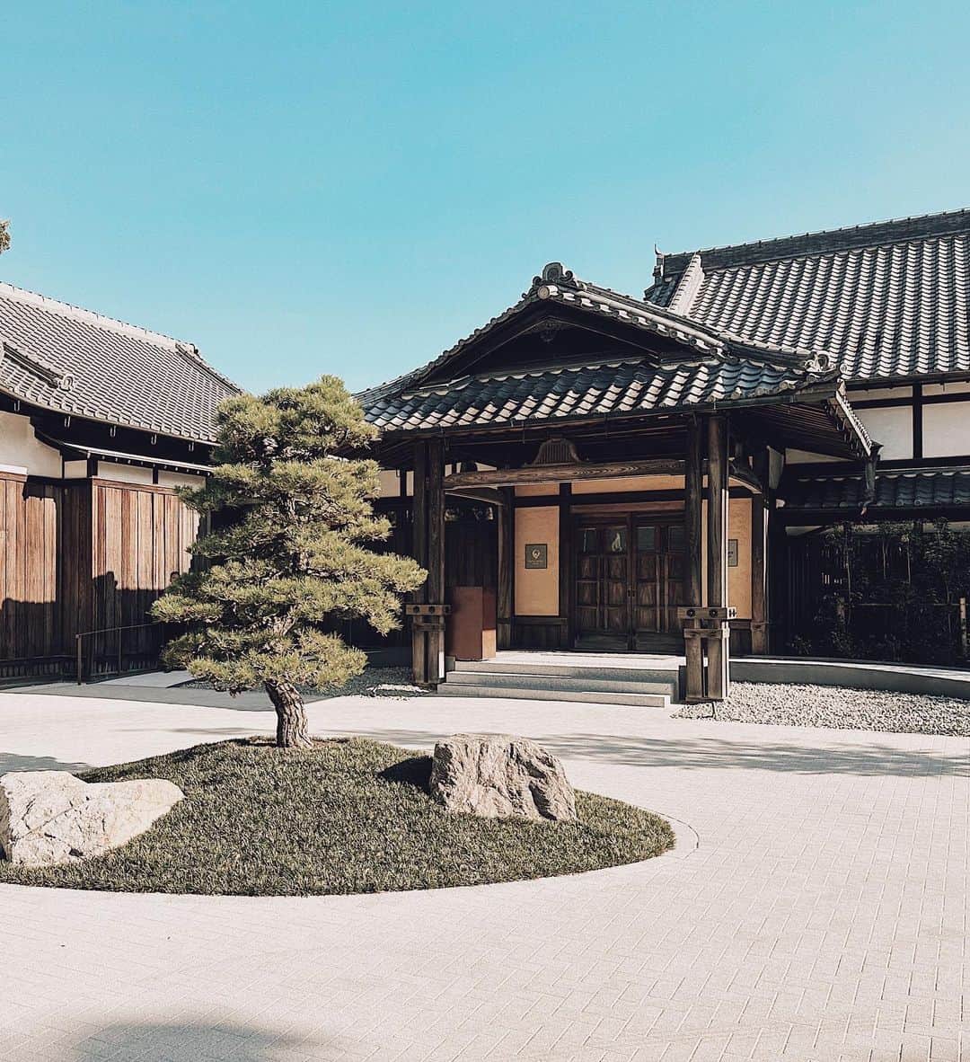 三浦大地さんのインスタグラム写真 - (三浦大地Instagram)「奈良に新しくオープンした紫翠ラグジュアリーコレクションホテル奈良に行ってきました。  マリオットグループのラグジュアリーコレクションシリーズはその土地ならではの独自の文化を活かしているのが特徴で、紫翠も元々あった建築を活かして、当時の空気を感じられる素晴らしい空間だった。  今の時代の新しい場所の在り方がこれだよなと思った。  蔵を活かした寿司カウンターも楽しい。  扉や照明、ガラスとか…もう再現できない当時の職人の技術や材料と、今の快適さを求めた設備。 今の自分にとって高揚と落ち着きが心地良い。  長い時間は何にも変え難い創造。  こういうホテルが日本にも増えてきて嬉しい。  @shisuihotel_nara   #紫翠ラグジュアリーコレクションホテル奈良 #紫翠 #奈良 #theluxurycollection  #マリオットボンヴォイ  #奈良ホテル #ラグジュアリーコレクション #marriottbonvoy  #ShisuiaLuxuryCollectionHotelNara #PR」9月4日 20時53分 - daichi_1127