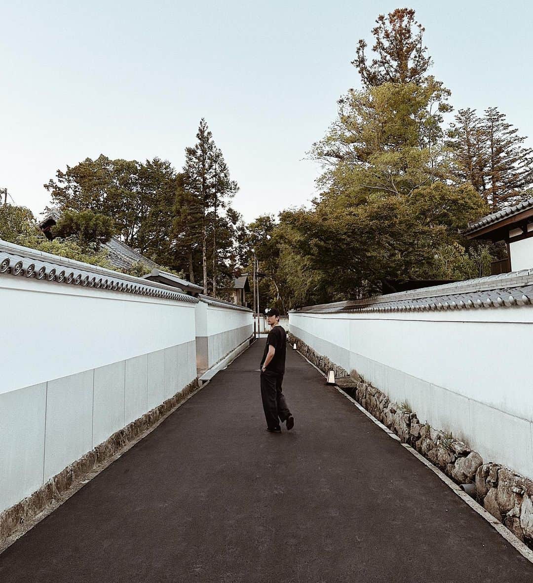 三浦大地さんのインスタグラム写真 - (三浦大地Instagram)「奈良に新しくオープンした紫翠ラグジュアリーコレクションホテル奈良に行ってきました。  マリオットグループのラグジュアリーコレクションシリーズはその土地ならではの独自の文化を活かしているのが特徴で、紫翠も元々あった建築を活かして、当時の空気を感じられる素晴らしい空間だった。  今の時代の新しい場所の在り方がこれだよなと思った。  蔵を活かした寿司カウンターも楽しい。  扉や照明、ガラスとか…もう再現できない当時の職人の技術や材料と、今の快適さを求めた設備。 今の自分にとって高揚と落ち着きが心地良い。  長い時間は何にも変え難い創造。  こういうホテルが日本にも増えてきて嬉しい。  @shisuihotel_nara   #紫翠ラグジュアリーコレクションホテル奈良 #紫翠 #奈良 #theluxurycollection  #マリオットボンヴォイ  #奈良ホテル #ラグジュアリーコレクション #marriottbonvoy  #ShisuiaLuxuryCollectionHotelNara #PR」9月4日 20時53分 - daichi_1127