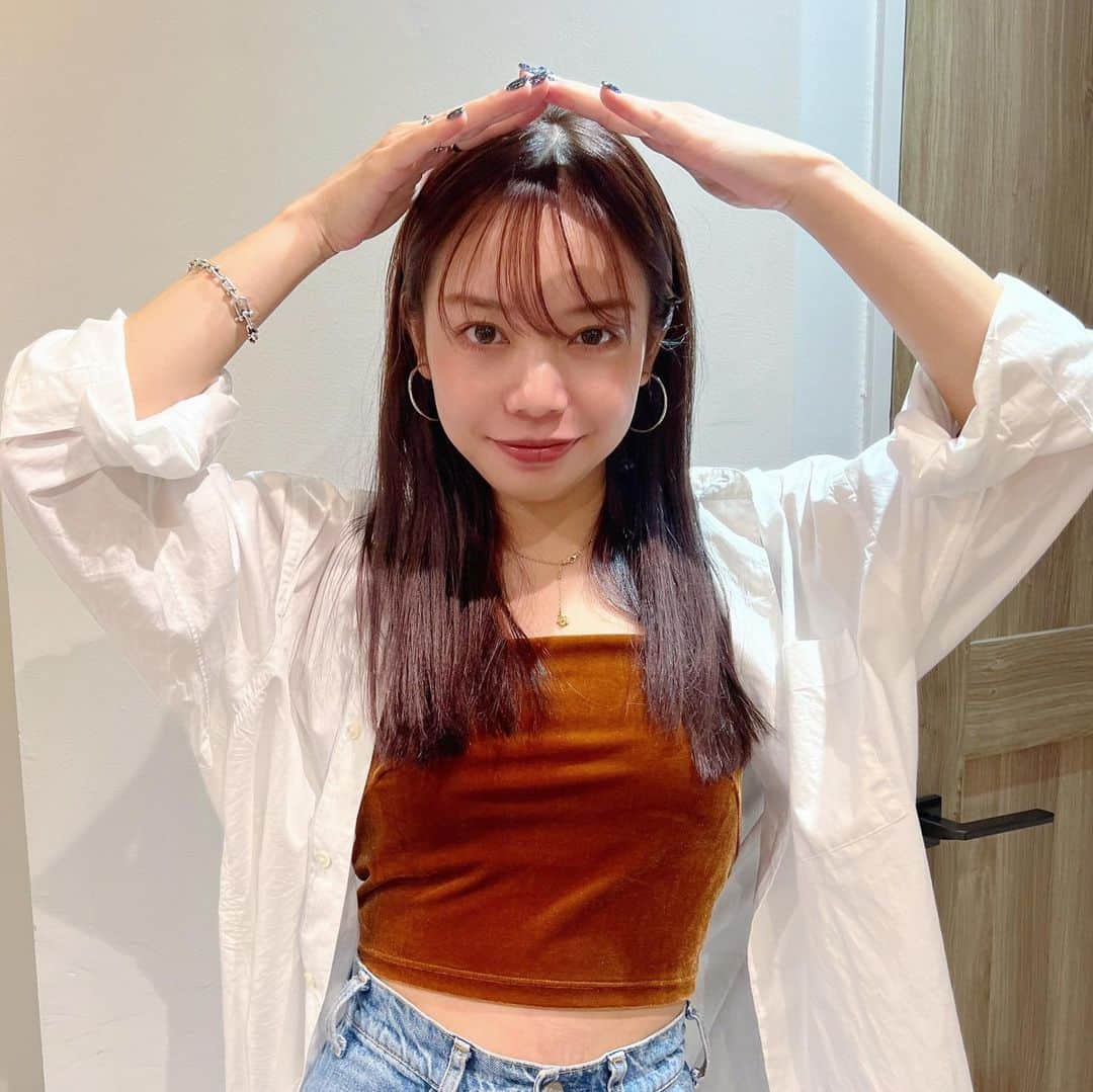 のインスタグラム：「👱🏻‍♀️ ちょっとだけイメチェン！ どこを変えたでしょーう？？🤍  _ #まりなつ #hair #hairmake #腹だし危険 #シンプルにお腹壊す #きのこポーズ」