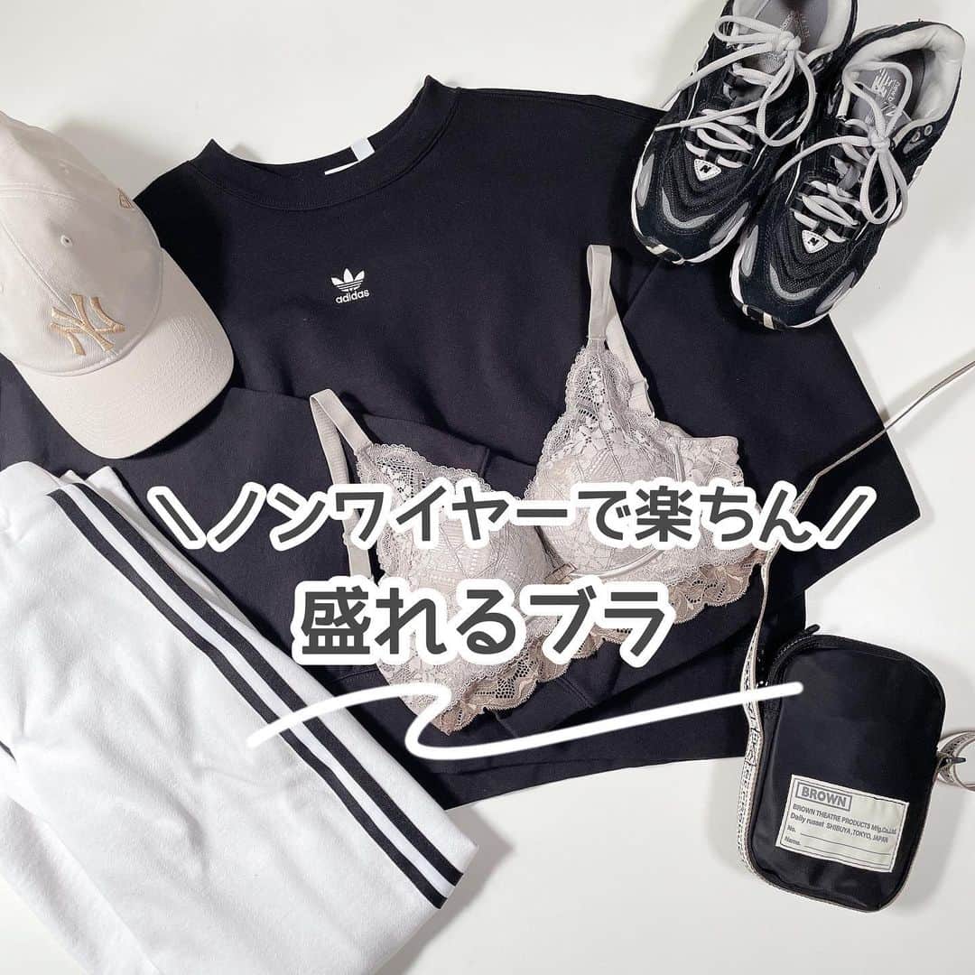 moyooonnのインスタグラム：「. 秋に向けてランジェリーも衣替え🍂  ニュアンスカラーの大人可愛いランジェリーで気分も上がる♡  プチプラでも高品質な大人のランジェリー👙  かわいいだけじゃなくて機能性も抜群なんです❣️  小胸さんでもノンワイヤーで驚くほど盛れる♪  ふわふわパッドがアンダーを引き上げてくれるので 綺麗なバストラインを作ってくれる👏  脇高デザインで脇肉や、背中のお肉もすっきり綺麗に💕  レビューも3,000件以上あって4.25の高評価💓✨  なんと楽天市場で年間ランキングや2023年上半期ランキング本日より楽天スーパーSALE開催❣️ 通常価格2,980円が 半額クーポン利用で1,490円に!! クーポンはプロフィールURLから取得できるよ！↓↓ @lingerie_neutral  . . .  #楽天スーパーセール  #ニュートラルランジェリー  #下着 #育乳 #育乳ブラ #ランジェリーショップ#ノンワイヤーブラ」