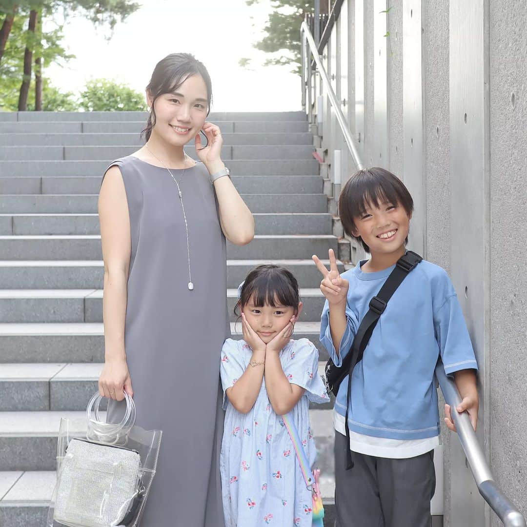Eri Satoのインスタグラム：「【⛅夏休みコーデ⛅】 · スカイツリーに行った時の。 かわいい浴衣カップルに頼まれて 写真を撮ってあげたら 気を遣ってくれて撮ってくれた😂 ありがとうございました👦👧 · 今日から学校や幼稚園も通常通り みんな夏休みお疲れさま〜🥺 預かり保育の金額を見てびっくり😇 娘が早く小学生になりますように🙏 · · #親子コーデ #高身長コーデ#ママコーデ#カジュアル #ファッション#コーディネート#プチプラ#プチプラコーデ#夏コーデ#ワンピースコーデ #mamagirl#locari#partegram#きれいめカジュアル#お洒落さんと繋がりたい」