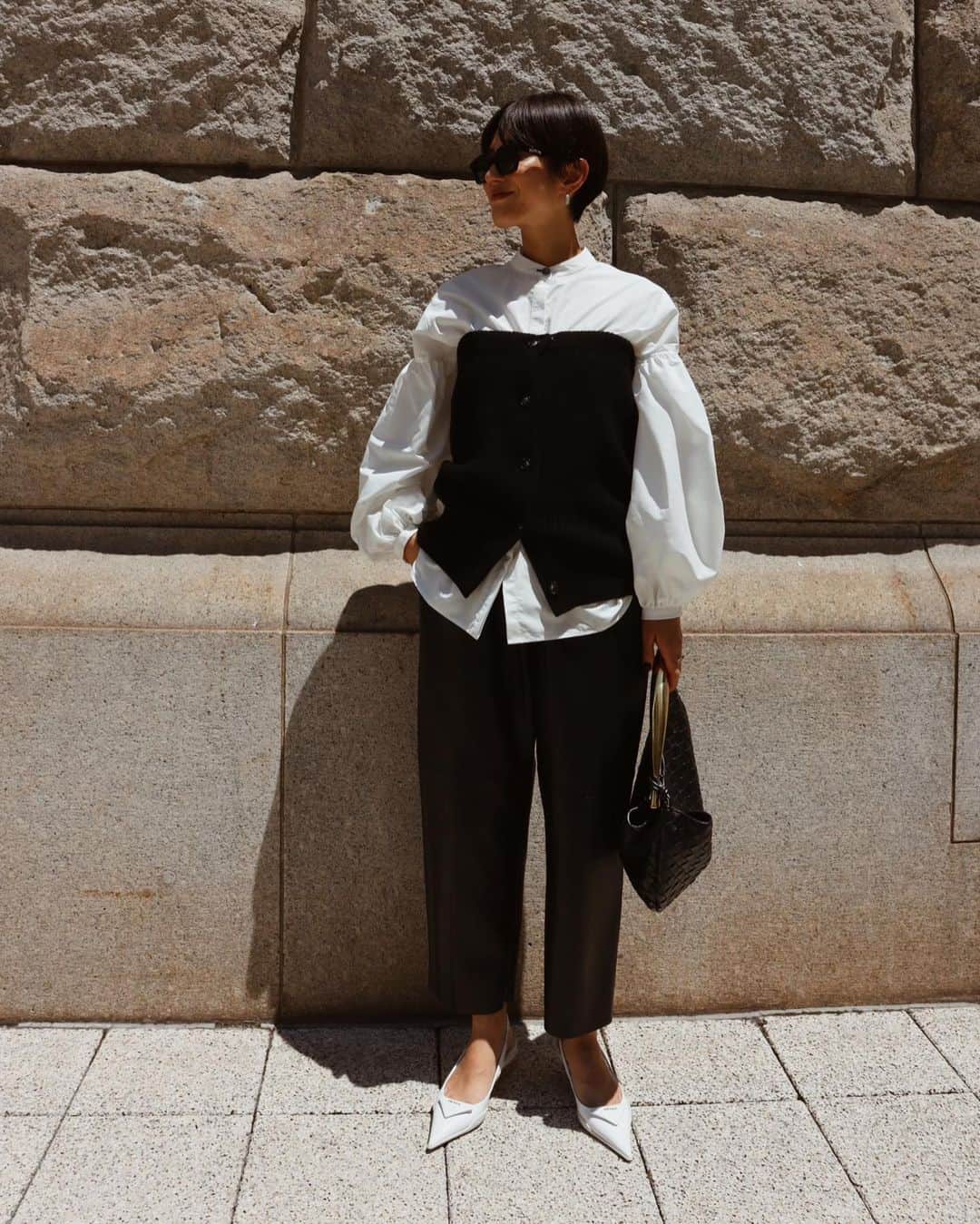 正中雅子のインスタグラム：「monotone🤍🖤  もうPOPUP先行アイテムもオススメが渋滞しすぎてUP出来てなくて😂🫠  @otonamuse さんのスナップでも載せてもらっていたこのスタイルの どのアイテムも大好きでどれもリアルバイ🖤  エコレザーパンツはとにかくマストで、このブラウスもめちゃくちゃいいんです🤤  タイプライター素材で程よいハリと軽くて着心地が最高！インナーにもしやすい薄さが秋冬に使いやすいですよ！  袖のボリュームをアクセントにその他はミニマムにまとめています！  4枚目以降は、1枚でパギンスと合わせたり、キルティングベスト合わせたりかなり着回せますよ♡  ☺︎POPUP先行アイテム  #MACHATT #masaco服 #bottegaveneta #prada」