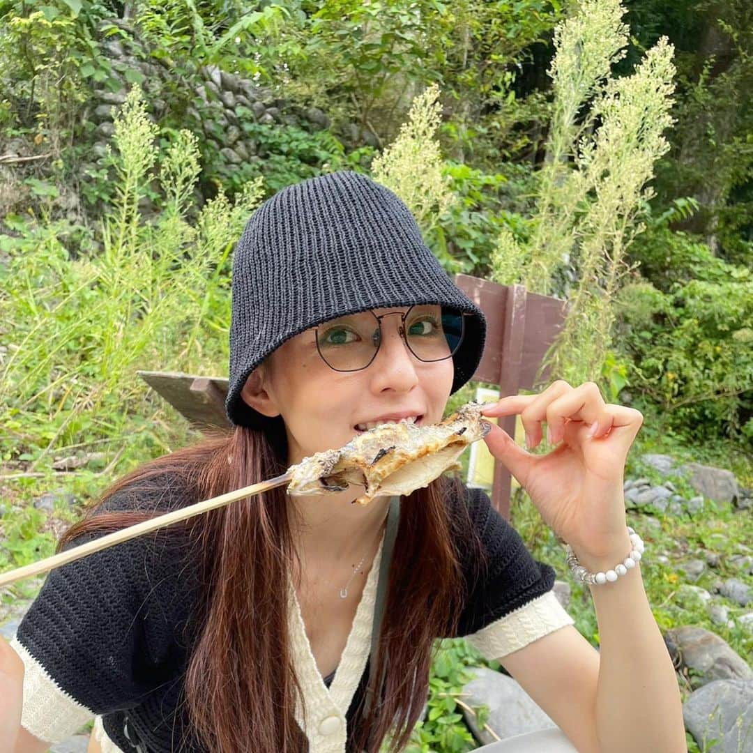 宮原華音のインスタグラム：「ちょいと夏休み☀️  ニジマス釣りしてそのまま焼いて食べた🐟 小さい頃からわりとニジマス釣りとか やってきて好きなんだよね🫶  #夏休み #釣り堀 #ニジマス釣り」