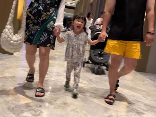 のインスタグラム：「セブ島旅行 それからびっくりしたこと‼️ セブ島には韓国から旅行に来ていた方も多くて、「노노카！」とたくさん声をかけていただきました。 フィリピン現地の方も「こんにちは♪さようなら♪⏰ 」の子だよね！って知ってくれていて、 海外に行っても、海を越えて皆さんが乃々佳のことを知ってくださっていることに感激しました😭 初めて会った違う国の人たちともすぐに仲良くなれる乃々佳。歌が繋いでくれたご縁です。  #村方乃々佳 #ののちゃん #ののかちゃん #ののちゃんねる #nonokamurakata #노노카 #NONOCHAN #夏休み　 #フィリピン旅行 #セブ島 #ありがとう」