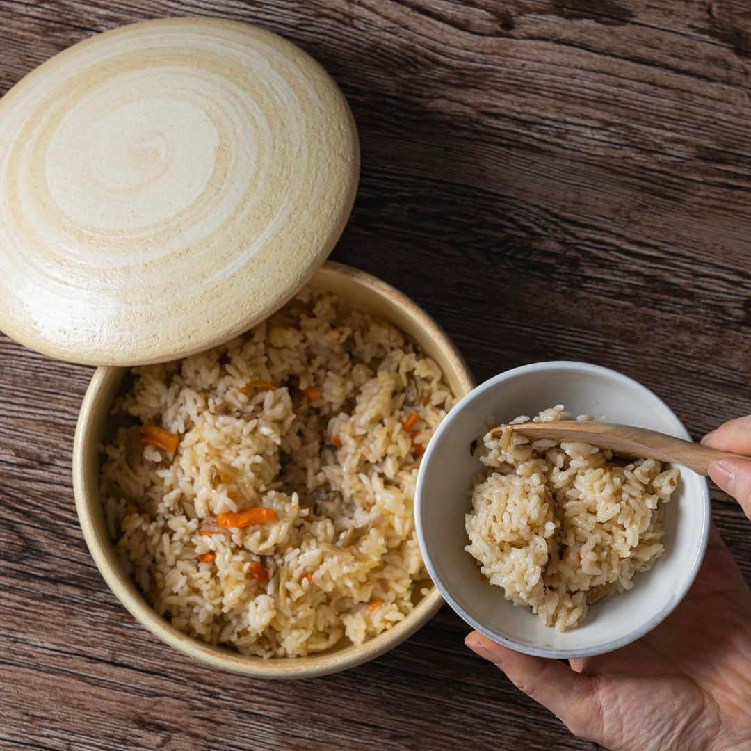 ENGIYA｜縁器屋さんのインスタグラム写真 - (ENGIYA｜縁器屋Instagram)「【楽天スーパーセール開催中！】 今日をちょっとハレにする器🌿 →@engiya_japan  縁器屋人気の便利アイテム特集から 種類も豊富な「おひつ」のご紹介🍚  「丁寧な暮らしにあるおひつ」を囲む素敵な食卓を。  ・「ラップ保存よりも環境にやさしい容器保存」 ・「味を落とさず炊きたてのような美味しさ」 ・「食卓に馴染む落ち着きあるおひつが良い」 ・「洗い物は増やさず、 　　環境にも家庭にもやさしくありたい」  丁寧に暮らしたい方の声をおひつに込めました。  １合～３合サイズまで取り揃えており、 一人暮らしの方やご家族の多い方も、 自分の生活スタイルにぴったりなおひつが 見つかります✨☺️  縁器屋では陶器のおひつ、木製のおひつ、 ご飯が炊けるおひつまで！ 種類豊富に取り揃えております👏🏻  ただいま楽天スーパーセール開催中！ 大人気のおひつをお得に手に入れるチャンス😊  ぜひ、自分にぴったりのおひつを 見つけてみてください☺️🍚  ⁡━━━━━━━━━━━━━━━━⁡━━⁡━ 楽天スーパーセール開催中！ 9/4(月)20:00～9/11(月)01:59まで  ／ 縁器屋人気の、食卓も暮らしも豊かにしてくれる 便利アイテムたちをお得に購入できる この機会を是非ご利用ください🌿 ※クーポンは併用できません。 ＼  ◆縁器屋【楽天市場店】 https://www.rakuten.co.jp/engi-ya/ ⁡━━━━━━━━━━━━━━━━⁡━━⁡━  #おひつ#お櫃 #うつわ好き #器を楽しむ暮らし #和食器#おうちごはん #おうち時間  #お家ごはん #お皿 #暮らしを楽しむ #器好きな人と繋がりたい #新米 #おにぎり #土鍋ごはん #ていねいな暮らし」9月4日 21時00分 - engiya_japan