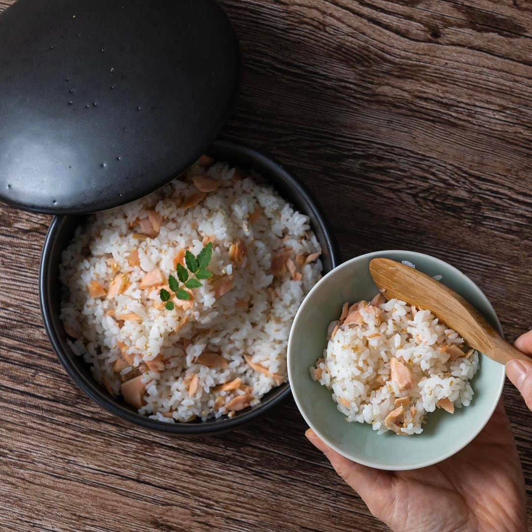 ENGIYA｜縁器屋さんのインスタグラム写真 - (ENGIYA｜縁器屋Instagram)「【楽天スーパーセール開催中！】 今日をちょっとハレにする器🌿 →@engiya_japan  縁器屋人気の便利アイテム特集から 種類も豊富な「おひつ」のご紹介🍚  「丁寧な暮らしにあるおひつ」を囲む素敵な食卓を。  ・「ラップ保存よりも環境にやさしい容器保存」 ・「味を落とさず炊きたてのような美味しさ」 ・「食卓に馴染む落ち着きあるおひつが良い」 ・「洗い物は増やさず、 　　環境にも家庭にもやさしくありたい」  丁寧に暮らしたい方の声をおひつに込めました。  １合～３合サイズまで取り揃えており、 一人暮らしの方やご家族の多い方も、 自分の生活スタイルにぴったりなおひつが 見つかります✨☺️  縁器屋では陶器のおひつ、木製のおひつ、 ご飯が炊けるおひつまで！ 種類豊富に取り揃えております👏🏻  ただいま楽天スーパーセール開催中！ 大人気のおひつをお得に手に入れるチャンス😊  ぜひ、自分にぴったりのおひつを 見つけてみてください☺️🍚  ⁡━━━━━━━━━━━━━━━━⁡━━⁡━ 楽天スーパーセール開催中！ 9/4(月)20:00～9/11(月)01:59まで  ／ 縁器屋人気の、食卓も暮らしも豊かにしてくれる 便利アイテムたちをお得に購入できる この機会を是非ご利用ください🌿 ※クーポンは併用できません。 ＼  ◆縁器屋【楽天市場店】 https://www.rakuten.co.jp/engi-ya/ ⁡━━━━━━━━━━━━━━━━⁡━━⁡━  #おひつ#お櫃 #うつわ好き #器を楽しむ暮らし #和食器#おうちごはん #おうち時間  #お家ごはん #お皿 #暮らしを楽しむ #器好きな人と繋がりたい #新米 #おにぎり #土鍋ごはん #ていねいな暮らし」9月4日 21時00分 - engiya_japan