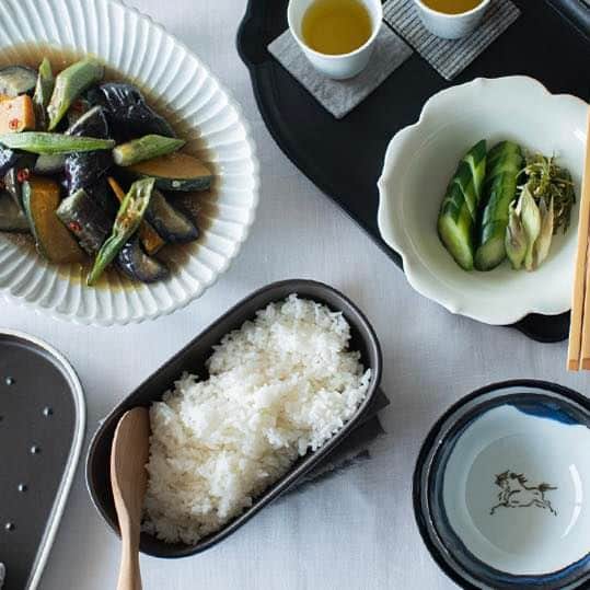 ENGIYA｜縁器屋のインスタグラム：「【楽天スーパーセール開催中！】 今日をちょっとハレにする器🌿 →@engiya_japan  縁器屋人気の便利アイテム特集から 種類も豊富な「おひつ」のご紹介🍚  「丁寧な暮らしにあるおひつ」を囲む素敵な食卓を。  ・「ラップ保存よりも環境にやさしい容器保存」 ・「味を落とさず炊きたてのような美味しさ」 ・「食卓に馴染む落ち着きあるおひつが良い」 ・「洗い物は増やさず、 　　環境にも家庭にもやさしくありたい」  丁寧に暮らしたい方の声をおひつに込めました。  １合～３合サイズまで取り揃えており、 一人暮らしの方やご家族の多い方も、 自分の生活スタイルにぴったりなおひつが 見つかります✨☺️  縁器屋では陶器のおひつ、木製のおひつ、 ご飯が炊けるおひつまで！ 種類豊富に取り揃えております👏🏻  ただいま楽天スーパーセール開催中！ 大人気のおひつをお得に手に入れるチャンス😊  ぜひ、自分にぴったりのおひつを 見つけてみてください☺️🍚  ⁡━━━━━━━━━━━━━━━━⁡━━⁡━ 楽天スーパーセール開催中！ 9/4(月)20:00～9/11(月)01:59まで  ／ 縁器屋人気の、食卓も暮らしも豊かにしてくれる 便利アイテムたちをお得に購入できる この機会を是非ご利用ください🌿 ※クーポンは併用できません。 ＼  ◆縁器屋【楽天市場店】 https://www.rakuten.co.jp/engi-ya/ ⁡━━━━━━━━━━━━━━━━⁡━━⁡━  #おひつ#お櫃 #うつわ好き #器を楽しむ暮らし #和食器#おうちごはん #おうち時間  #お家ごはん #お皿 #暮らしを楽しむ #器好きな人と繋がりたい #新米 #おにぎり #土鍋ごはん #ていねいな暮らし」