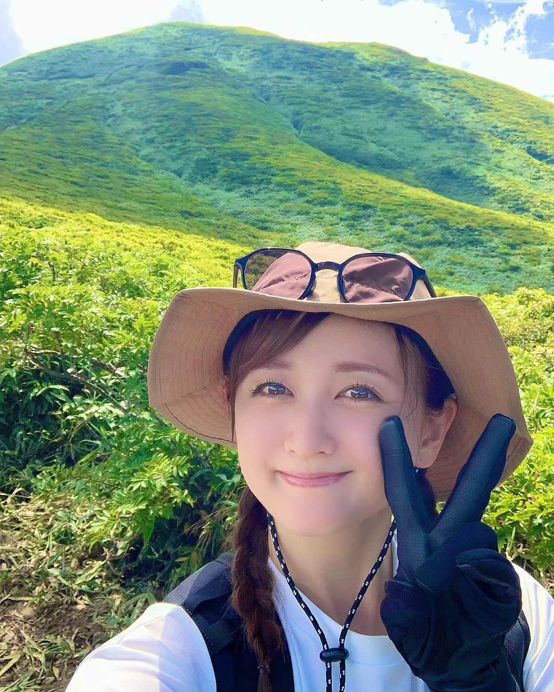 小松彩夏のインスタグラム：「⁡ 先週は地元一関でお仕事でした📸 ⁡ 高尾山にしか登ったことのない私がロケで 栗駒山に登ってきました〜🏔 ⁡ 平らな道でスニーカーでも大丈夫と 言われていた栗駒山は意外とハードでした🤣笑 ⁡ ちゃんと登山靴買っておいてよかった🥺✨ ⁡ これから栗駒山に登るという登山初心者のみなさんは、ちゃんとした登山靴を履くことを激しくおすすめします🥾‼️ ⁡ この日は猛暑日だったのであまりの暑さに 1.5リットルの水を飲みほしてしまい 途中は山水で水分補給をしてしのぎました😝 （どこのお水を飲んで大丈夫というわけではないのでご注意を！！）  ⁡ 天気がよすぎたおかげで 山頂からの眺めは最高でした🏔✨ ⁡ そして下山したあとの須川温泉最高♨️ 泉質が最高すぎました👏👏👏 ⁡ 絶対またプライベートで入りにいきます♨️ ⁡ 紅葉の時期に行くのもいいなぁ🍁✨ ⁡ フルマラソンを走った後に匹敵するくらいの全身筋肉痛に襲われていますが、頑張った証‼️✨ ⁡ バタバタした日々が続いたり、心が折れそうなことがあったり、身体も心もボロボロな状態でしたが、たまには自分の身体を労わって優しくしてあげようと思います❤️笑 ⁡ みなさんもたまには 自分に優しくしましょうね☺️🌸 ⁡ ⁡ #登山 #栗駒山 #須川 #須川温泉 #地元 #岩手 #岩手県 #故郷 #一関市観光大使 #一関 #一関市」