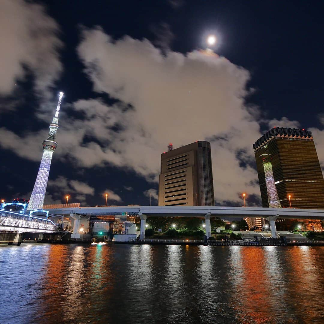 墨田区のインスタグラム：「🌆 9月1日防災の日に特別ライティングが点灯🕯   今年の9月1日は、関東大震災発生から100年という節目の年。多くの方々に 防災意識を高めてもらえるきっかけになることを願い、白色のライティングが静 かに輝きました🕊️✨ 撮影者: #すみだカメラ部10選  1枚目▶ @tetsushin634  2~3枚目▶ @036pov  4~7枚目▶ @toma_any1」