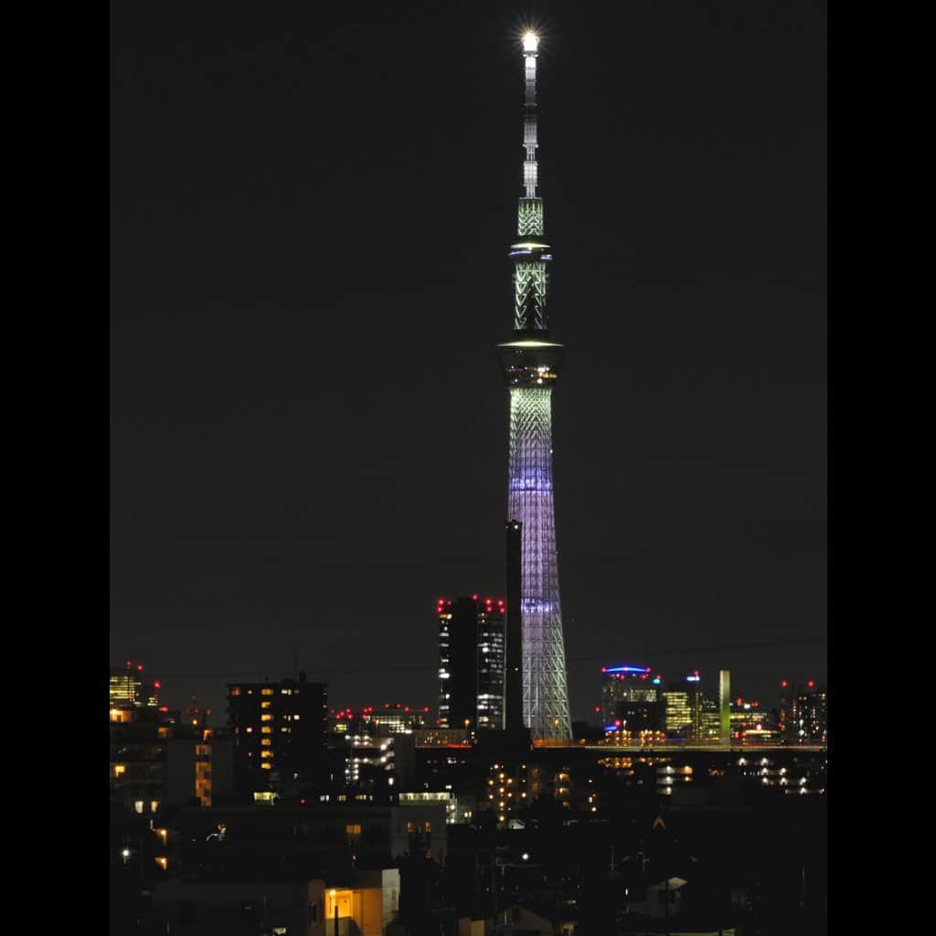 墨田区さんのインスタグラム写真 - (墨田区Instagram)「🌆 9月1日防災の日に特別ライティングが点灯🕯   今年の9月1日は、関東大震災発生から100年という節目の年。多くの方々に 防災意識を高めてもらえるきっかけになることを願い、白色のライティングが静 かに輝きました🕊️✨ 撮影者: #すみだカメラ部10選  1枚目▶ @tetsushin634  2~3枚目▶ @036pov  4~7枚目▶ @toma_any1」9月4日 21時01分 - sumida_official