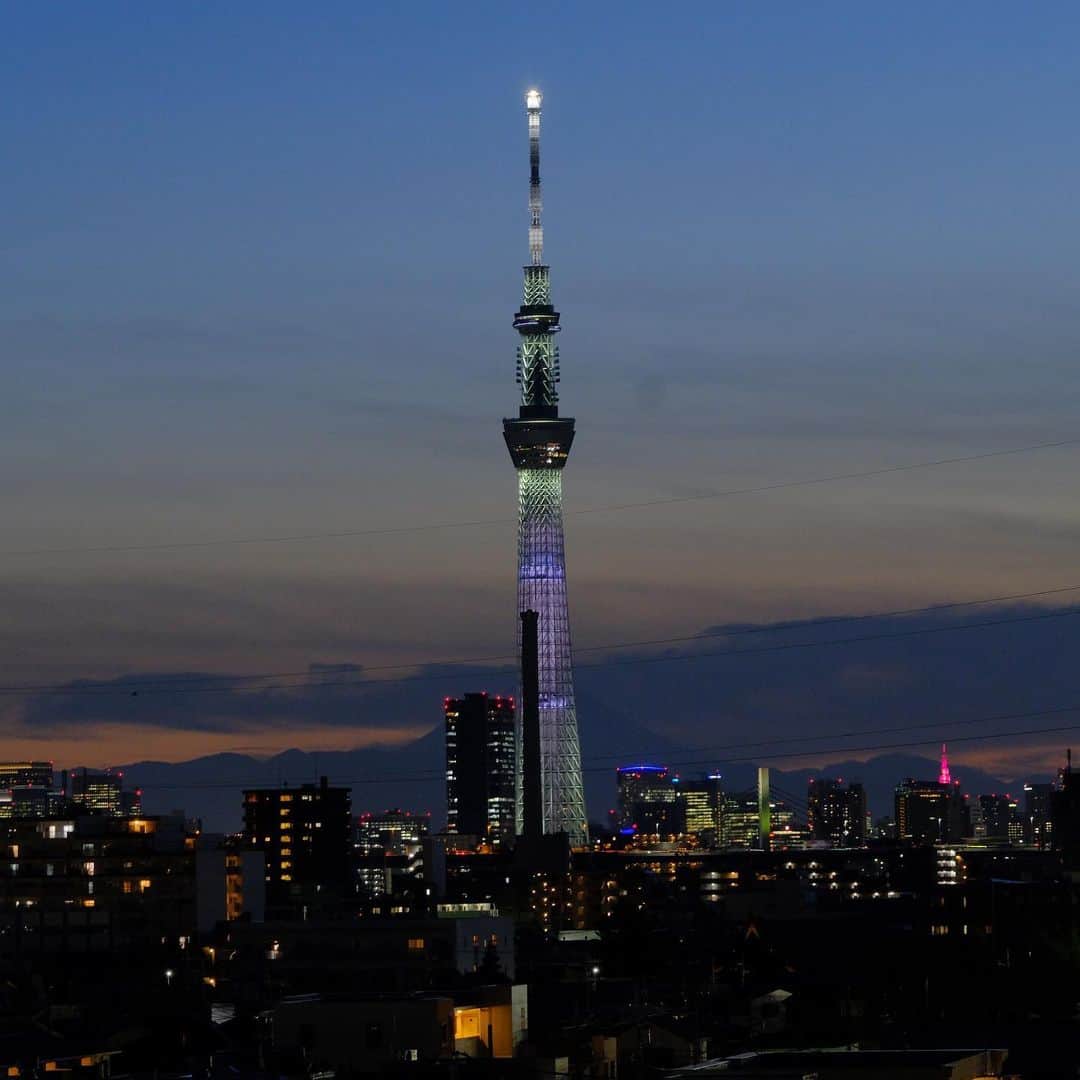 墨田区さんのインスタグラム写真 - (墨田区Instagram)「🌆 9月1日防災の日に特別ライティングが点灯🕯   今年の9月1日は、関東大震災発生から100年という節目の年。多くの方々に 防災意識を高めてもらえるきっかけになることを願い、白色のライティングが静 かに輝きました🕊️✨ 撮影者: #すみだカメラ部10選  1枚目▶ @tetsushin634  2~3枚目▶ @036pov  4~7枚目▶ @toma_any1」9月4日 21時01分 - sumida_official