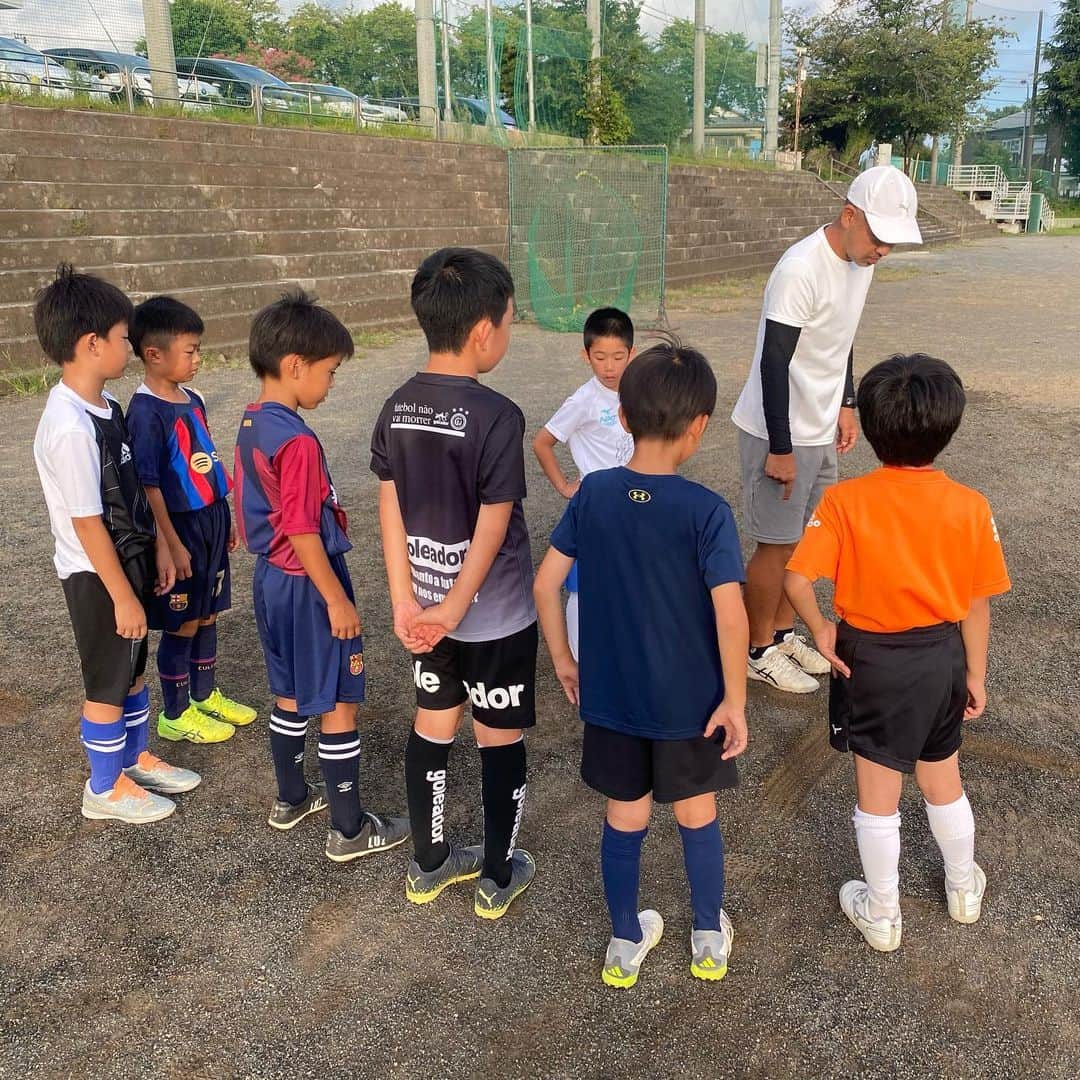 加賀美翔さんのインスタグラム写真 - (加賀美翔Instagram)「まだまだスクール生は少ない。 でもこれはこれで俺がやりたい事を徹底してやれる。 一人一人にしっかりアドバイスをしたり 保護者にも今日の練習を見ての一言も伝えられる。  下手だからサッカー楽しくないからやりたくない。  そんな子供を少しでも減らしたいし 上手くなるために徹底した基礎練をする。  そこそこ上手な子... その一つのプレーをもっとこだわれたら 上達に繋がるんだよ！  伸び悩んでる子... まずはしっかり基礎から始めてみよう！ 基礎技術が上がれば自然と技術が身につくよ！  始めたての子... まずはサッカーを楽しもう！ 楽しくなってもっと上手くなりたいと思った時に ワンランク上げて基礎の練習をしよう！  必要としてくれる人たちがいるなら しっかりそれに応えたい❗️  保護者の方々から凄く嬉しい言葉を 沢山いただいてます🥺  KGMS base+αを通してみんなが サッカーを楽しみながら上達を目指せる サッカースクールにしていきます⚽️  #kgms #サッカースクール #静岡　#富士」9月4日 21時03分 - kagami.sho