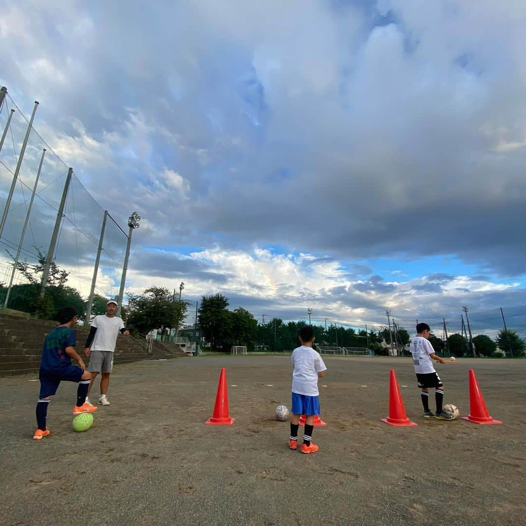 加賀美翔さんのインスタグラム写真 - (加賀美翔Instagram)「まだまだスクール生は少ない。 でもこれはこれで俺がやりたい事を徹底してやれる。 一人一人にしっかりアドバイスをしたり 保護者にも今日の練習を見ての一言も伝えられる。  下手だからサッカー楽しくないからやりたくない。  そんな子供を少しでも減らしたいし 上手くなるために徹底した基礎練をする。  そこそこ上手な子... その一つのプレーをもっとこだわれたら 上達に繋がるんだよ！  伸び悩んでる子... まずはしっかり基礎から始めてみよう！ 基礎技術が上がれば自然と技術が身につくよ！  始めたての子... まずはサッカーを楽しもう！ 楽しくなってもっと上手くなりたいと思った時に ワンランク上げて基礎の練習をしよう！  必要としてくれる人たちがいるなら しっかりそれに応えたい❗️  保護者の方々から凄く嬉しい言葉を 沢山いただいてます🥺  KGMS base+αを通してみんなが サッカーを楽しみながら上達を目指せる サッカースクールにしていきます⚽️  #kgms #サッカースクール #静岡　#富士」9月4日 21時03分 - kagami.sho