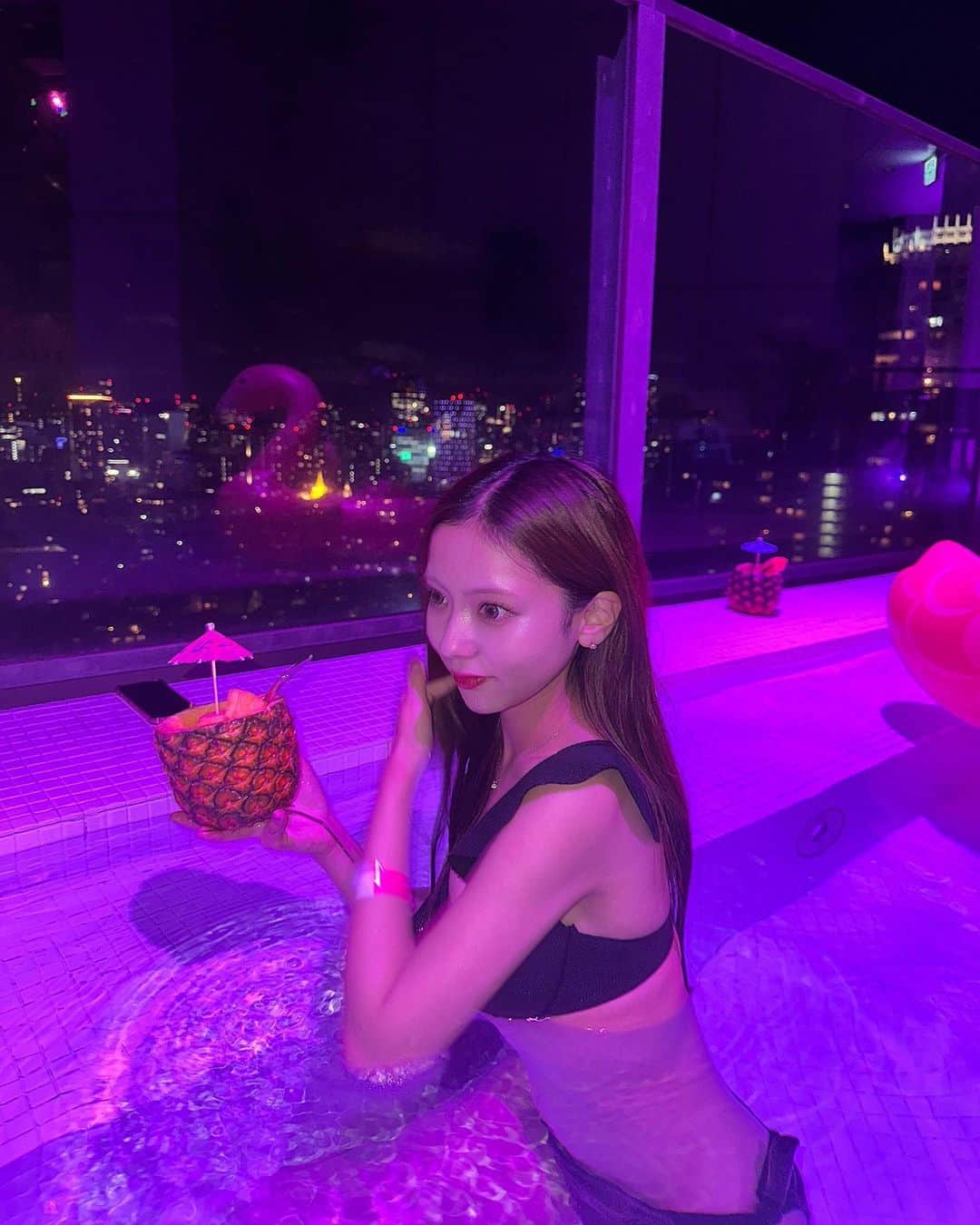のインスタグラム：「・ ・ こないだ @soak_jpn のナイトプールに行って来た🫧⛱️ 18階にあるからプールからの夜景がすごく素敵だった〜♡ #ナイトプール #水着女子 #水着コーデ #渋谷ナイトプール・」