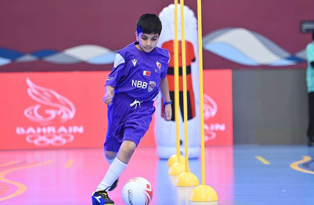 エマニュエル・アデバヨールのインスタグラム：「SEA, Always believe in your dreams with Bahrain Super Talent. ⚽️🇧🇭 @khaled_hamad_alkhalifa @faris_kooheji @elevensports_bh @bahrainolympic.  #Bahrein #nevergiveup #football #Talents #worldwide」