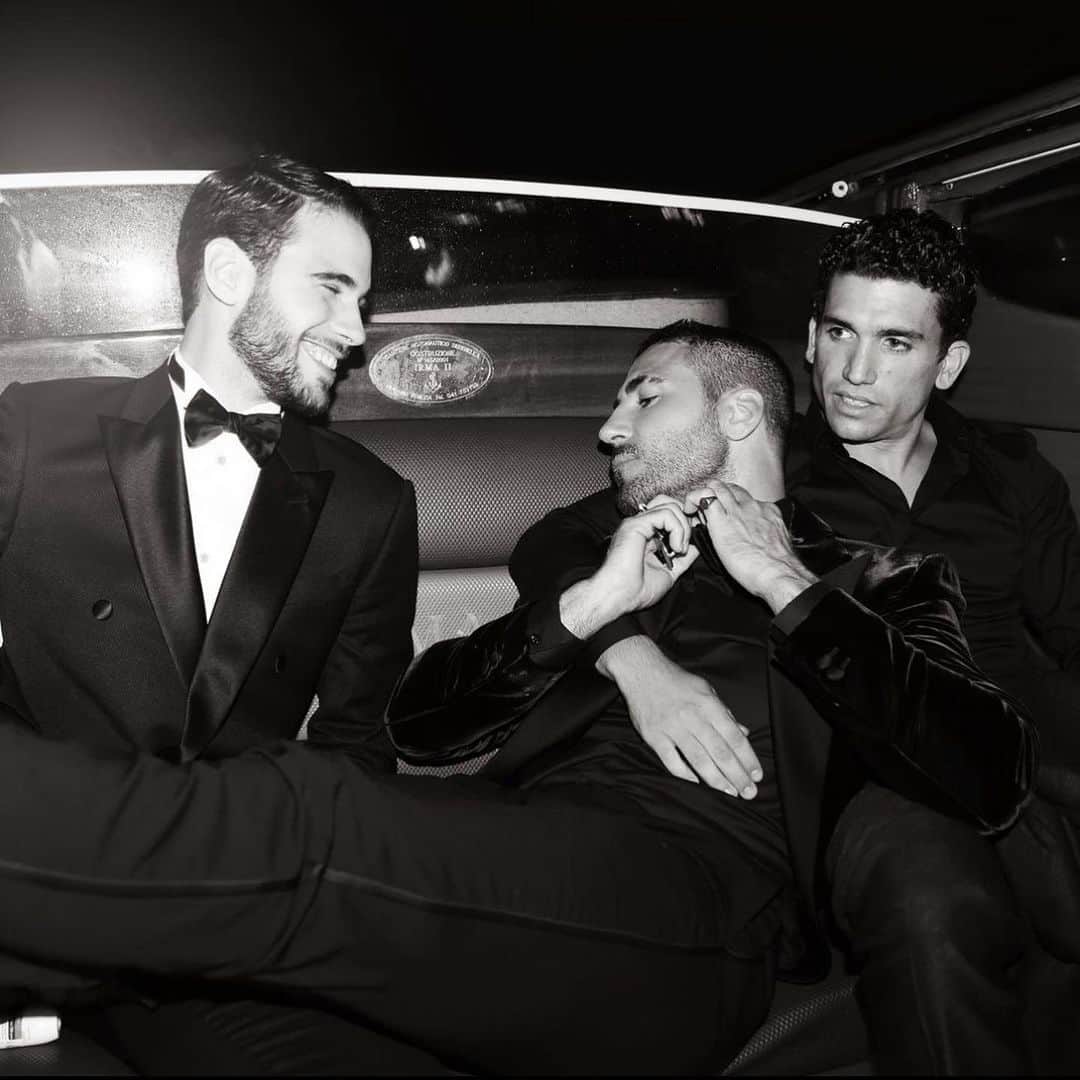 ミゲル・エンジェル・シルベストレのインスタグラム：「3 hombres queriéndose en Venecia. @armanibeauty  @juliopfernandez  @jaimelorentelo  📸 @jesusisnard  @juliette_dalton  @jesus_pyn  #onenightonlyvenezia  #venezia80  #armanybeauty」