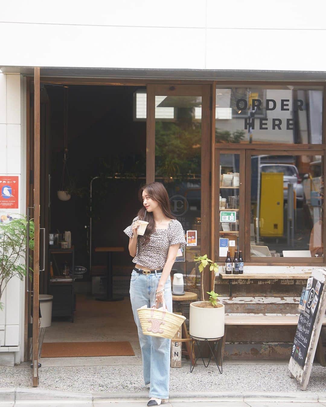 早川実季さんのインスタグラム写真 - (早川実季Instagram)「🧵🪡  今年ほんとデニムばっかだったな〜 楽しそうな笑顔の写真は珍しいかも ☺️ どうでしょうか？🪄☕️  #herlipto #ハーリップトゥー #大井町 #parkcoffee #celine」9月4日 21時07分 - hayakawa_miki