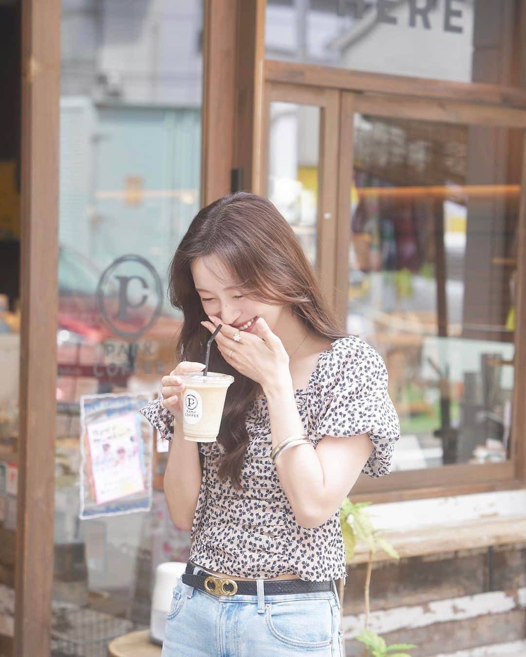 早川実季さんのインスタグラム写真 - (早川実季Instagram)「🧵🪡  今年ほんとデニムばっかだったな〜 楽しそうな笑顔の写真は珍しいかも ☺️ どうでしょうか？🪄☕️  #herlipto #ハーリップトゥー #大井町 #parkcoffee #celine」9月4日 21時07分 - hayakawa_miki