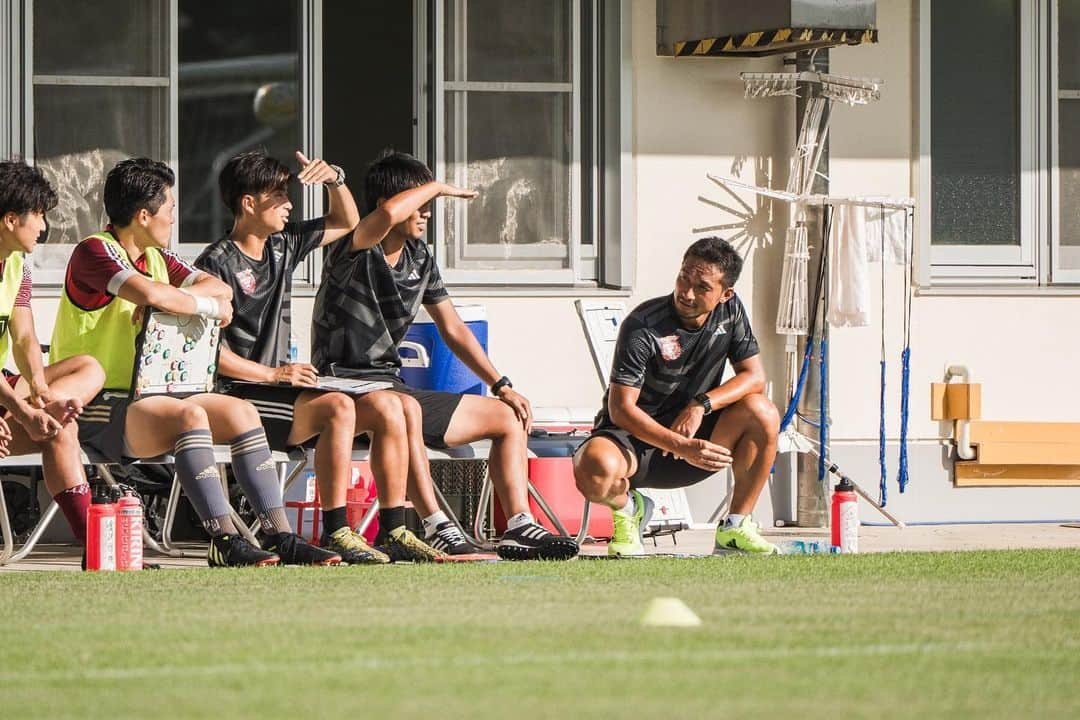 太田康介さんのインスタグラム写真 - (太田康介Instagram)「総理大臣杯  VS  順天堂大学　　0-2負け  1995年創部以来初の全国大会。  勝つ可能性を探り、どう戦うかを物凄く悩みました。  残念ながら結果は負けましたが、選手は全力で戦い、最後まで諦めることなくぶつかっていってくれました。  少ないチャンスを決め切れるか。我慢強く守り切れるか。  それを決めるそして守るにはやはり普段どれだけ意識して取り組んでいるか。  小さく見えたその差も、実は物凄く大きなものだったり。  その差を少しでも埋めれるよう日々精進していきます。  常に矢印を自分に向け、常に高みをみて、当たり前の日常を変える。  日頃から常にこれを求めてます。  リーグ戦は降格圏にいるので巻き返せるようにここからまたギアを上げて頑張ります。  沢山の保護者の皆さんや応援してくれている方々が岩手まで応援に来てくれました。  本当にありがとうございました。  感謝の気持ちを大切にしこれからも頑張っていきます。  金沢学院大学の応援宜しくお願いします！！  #金沢学院大学サッカー部  #総理大臣杯 #sws #お世話になってます」9月4日 21時07分 - kosukeota.7