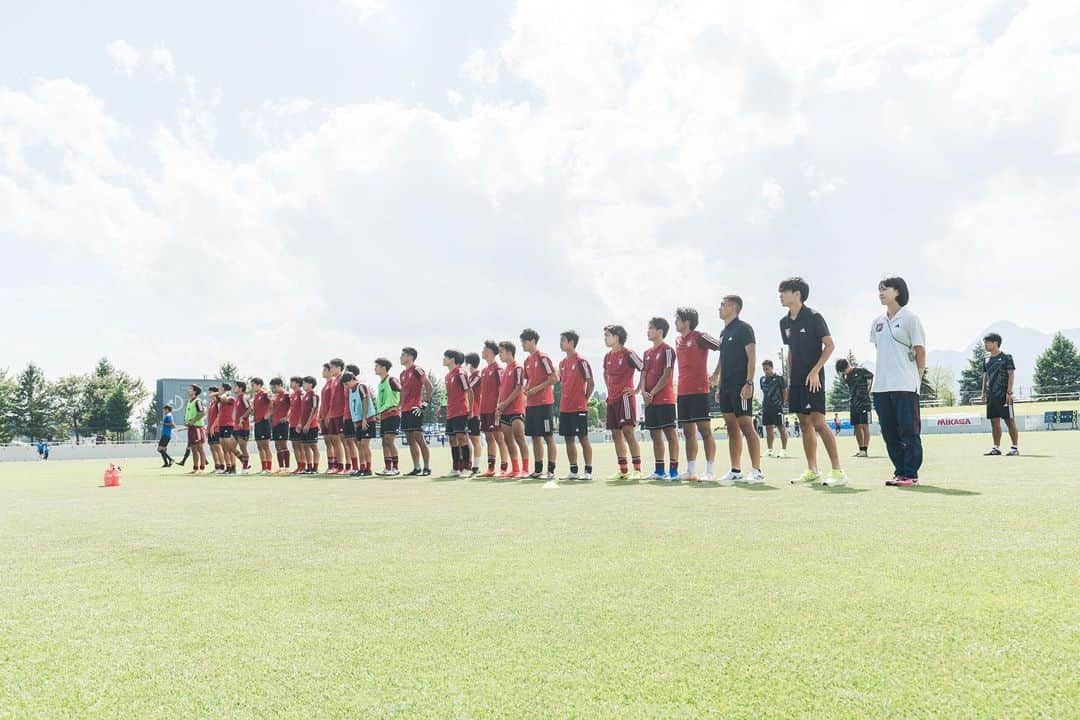 太田康介のインスタグラム：「総理大臣杯  VS  順天堂大学　　0-2負け  1995年創部以来初の全国大会。  勝つ可能性を探り、どう戦うかを物凄く悩みました。  残念ながら結果は負けましたが、選手は全力で戦い、最後まで諦めることなくぶつかっていってくれました。  少ないチャンスを決め切れるか。我慢強く守り切れるか。  それを決めるそして守るにはやはり普段どれだけ意識して取り組んでいるか。  小さく見えたその差も、実は物凄く大きなものだったり。  その差を少しでも埋めれるよう日々精進していきます。  常に矢印を自分に向け、常に高みをみて、当たり前の日常を変える。  日頃から常にこれを求めてます。  リーグ戦は降格圏にいるので巻き返せるようにここからまたギアを上げて頑張ります。  沢山の保護者の皆さんや応援してくれている方々が岩手まで応援に来てくれました。  本当にありがとうございました。  感謝の気持ちを大切にしこれからも頑張っていきます。  金沢学院大学の応援宜しくお願いします！！  #金沢学院大学サッカー部  #総理大臣杯 #sws #お世話になってます」