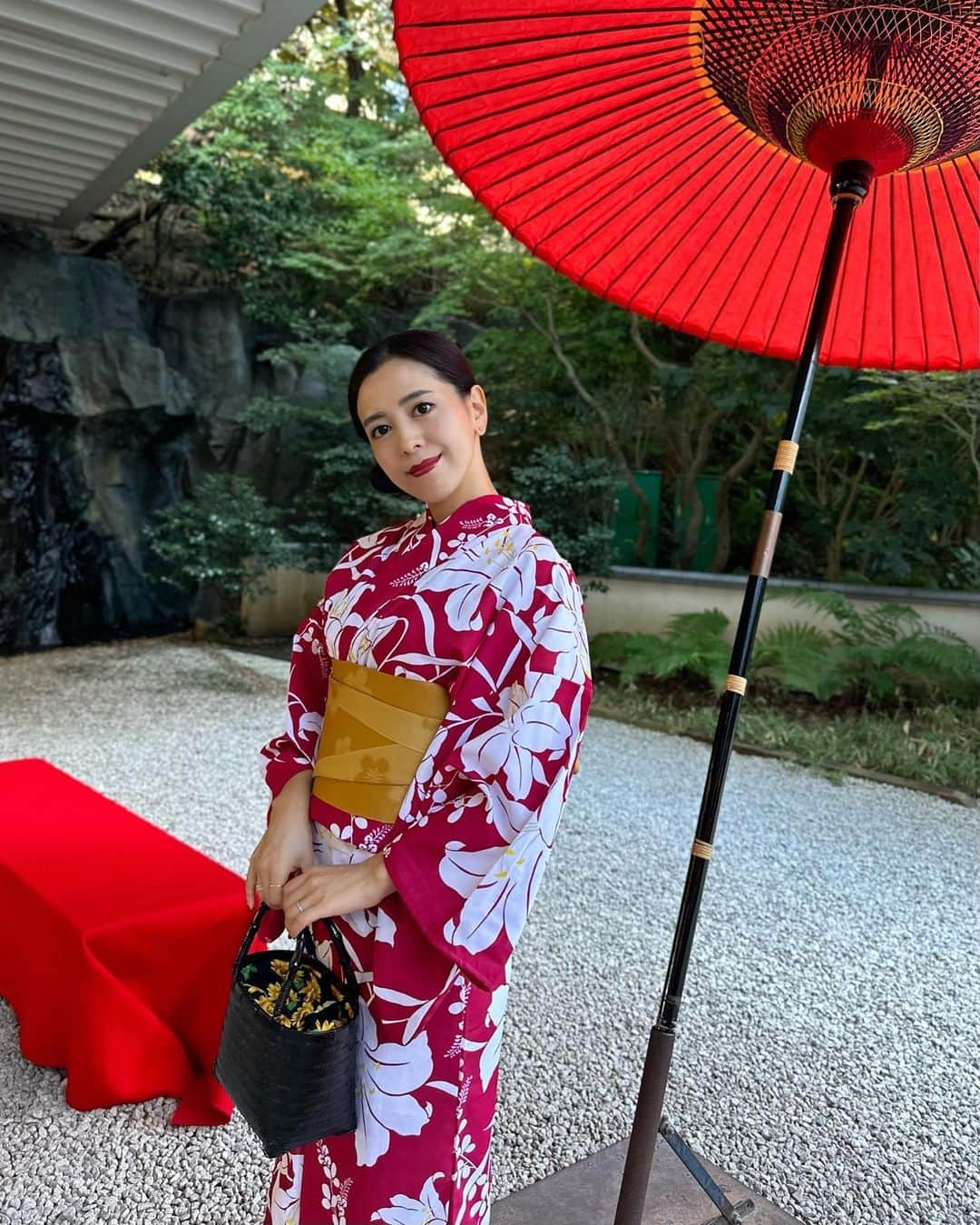 黒田麻理耶さんのインスタグラム写真 - (黒田麻理耶Instagram)「👘✨ . 夏の思い出🥰 かおちゃん(@okuyama_kaori)のリクエストに 最初はブーブー言っちゃったけど、 なんだかんだ今年は浴衣を着られて良かった☺️👘💕 . 最後の写真は謎にぷぅってしてる😗 . #ホテル雅叙園東京  #目黒雅叙園 #浴衣  #ドレスコードは浴衣 #夏の思い出2023」9月4日 21時08分 - mariya_kuroda