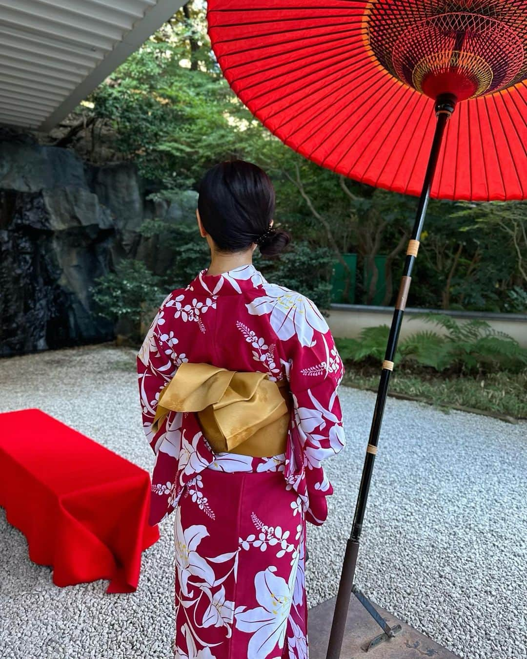 黒田麻理耶さんのインスタグラム写真 - (黒田麻理耶Instagram)「👘✨ . 夏の思い出🥰 かおちゃん(@okuyama_kaori)のリクエストに 最初はブーブー言っちゃったけど、 なんだかんだ今年は浴衣を着られて良かった☺️👘💕 . 最後の写真は謎にぷぅってしてる😗 . #ホテル雅叙園東京  #目黒雅叙園 #浴衣  #ドレスコードは浴衣 #夏の思い出2023」9月4日 21時08分 - mariya_kuroda