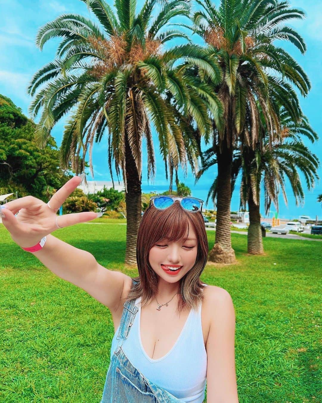 のインスタグラム：「SUMMER PLS DONT GO YET🌴💛˖ ࣪⊹」