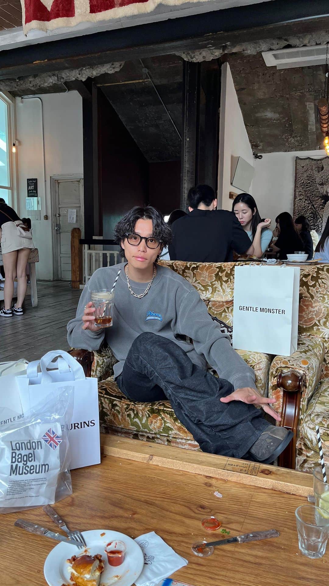 齋藤天晴のインスタグラム：「韓国出張2日目〜🇰🇷  聖水素敵とても素敵。 クシュっとベルボトルに ネバザのサーマル〜  気分はすっかり秋服ですっ！  #聖水#andersonville#韓国旅行#韓国カフェ#秋服 #mensfashion #streetfashion #streetwear #streetcode #141 #f4f #lfl #flf #ootd #outfits #uzzlang #explore #explorepage #feedwear#ootd #ootdfashion #outfitoftheday #outfitinspo #styleinspo」