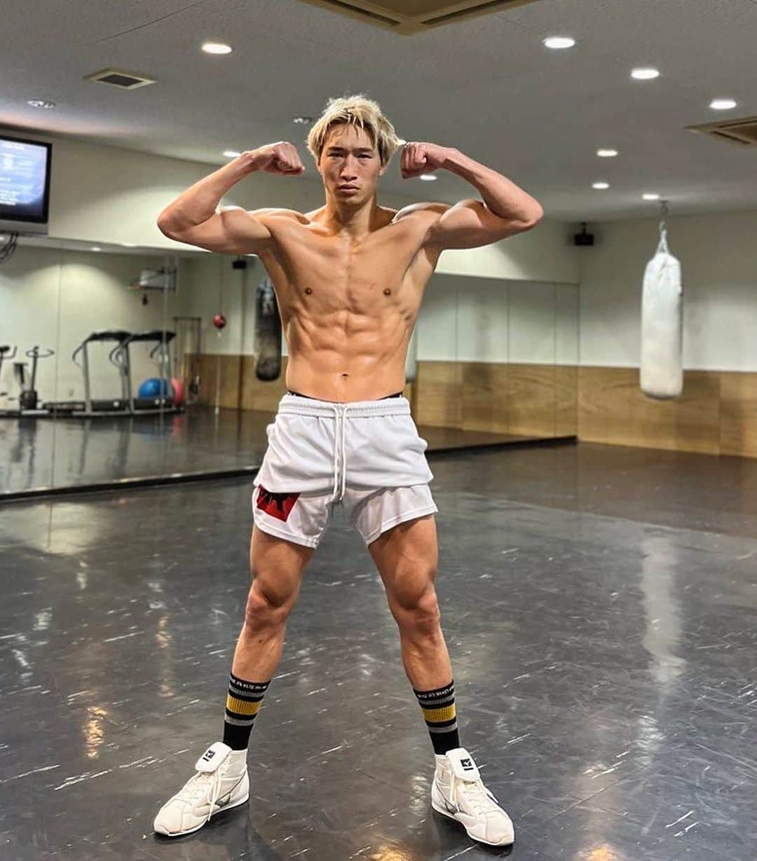 安保瑠輝也のインスタグラム：「. あと３週間もいらんなぁ はやくリングで泣かしたい」