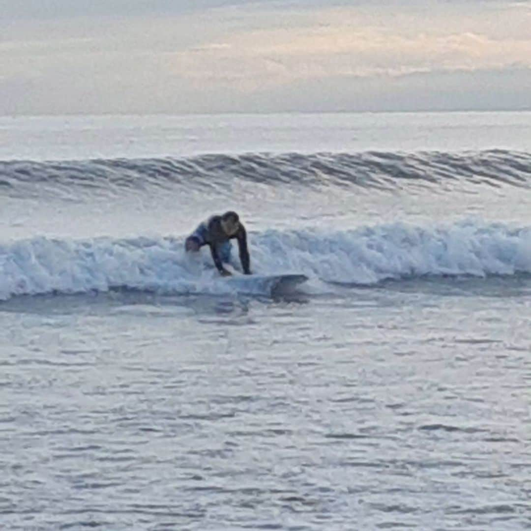 金原弘光のインスタグラム：「サーフィン🏄‍♂️やっと立てたよ🎵 今月はまだやれるかな😃  #サーフィン #湘南」