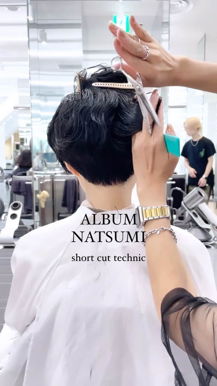 NATSUMI/渋谷店のインスタグラム：「髪の癖や骨格を見て やや斜めのスライスを取って 前にかけてオーバーダイレクションで カットすることで癖を滑らかにネープにかけて 逃すことが出来ます✂︎✨  丸みを残しつつタイトに締めたい時に おすすめです！  カットのみのお客様は NATSUMI専用カットクーポンでご予約ください！  #カット #カット動画 #ショートカット #ショートヘア #cut  #shorthair #カットって本当に楽しい」