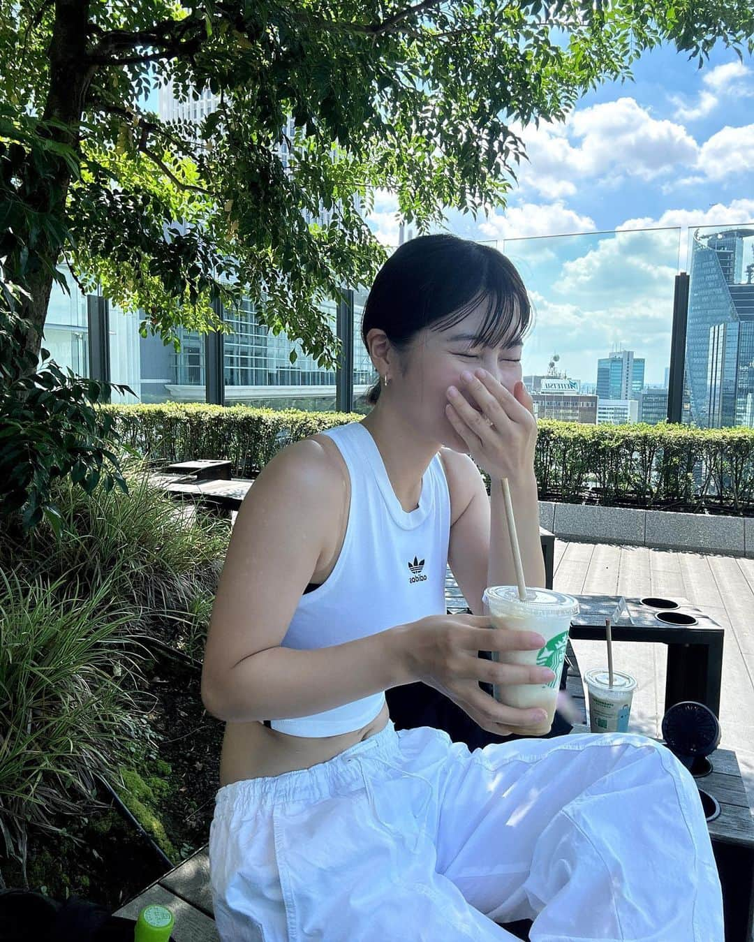 伊織いおさんのインスタグラム写真 - (伊織いおInstagram)「キメキメでスタバ飲んでるのに撮影者に笑わされる私 . . . . #ショートボブ #adidas #zara #私服 #スタバ #starbucks #グラドル #좋아#셀#팔로우#오오티디#instagood#instadaily#me#攝影#旅遊攝影」9月4日 21時12分 - iocos69