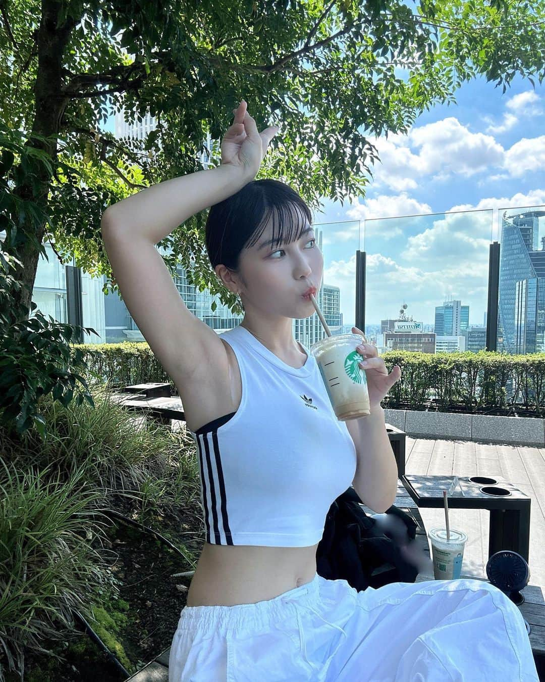 伊織いおのインスタグラム：「キメキメでスタバ飲んでるのに撮影者に笑わされる私 . . . . #ショートボブ #adidas #zara #私服 #スタバ #starbucks #グラドル #좋아#셀#팔로우#오오티디#instagood#instadaily#me#攝影#旅遊攝影」