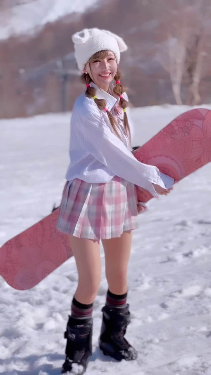 うどんのインスタグラム：「たまには冬を思い出して🏂 これ好き❤️  あっご報告wこの度数年ぶりにうどんまた17ライブに 出戻りする事になりました😂  9月中旬から始めます📺 またポンコツなので優しくしてねw  #17ライブ#17ライブ配信 #ライブ配信 #Live配信#ライバー#ライバー女子 #ライバー初心者 #制服#制服コスプレ #制服女子 #制服コーデ #制服コス #制服诱惑 #うさぎ#かぐらスキー場 #スノボ#スノボー #スノボ女子 #スノボー女子 #snowboarding #スノーボード動画 #snowboardgirl #コスプレ#コスプレイヤー #y2k #y2kファッション #ギャップ萌え#運動女孩 #運動神経抜群 #元気が出る」