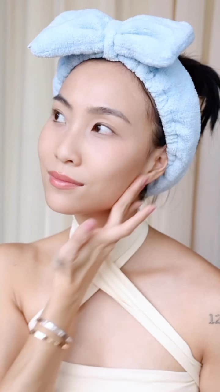 ソニアのインスタグラム：「Being hyper conscious about going under the sun can be such a buzz kill especially during beach holidays and outdoor activities… so don’t restrict yourself!! All you need is solid protection 😎  My personal skin bodyguard is the Supergoop! Unseen Sunscreen that just melts away and leaves no sticky residue - perfect for all occasions!   Buy any full-size Supergoop! product on @Sephorasg or @Lazada_SG and get a 10ml cult fave - Every. Single. Face Watery Lotion deluxe while stocks last! 🌞   @Supergoop #SolarPoweredFreedom #SPFSG」