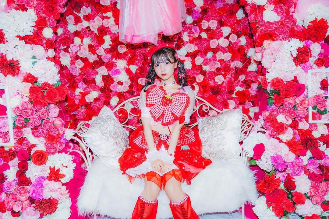 りこたにえんのインスタグラム：「かわいいお花たちとの写真♡  衣装もお花も世界一かわいい🩷🍓  #スタフラ　#生誕　#生誕衣装　#アイドル」