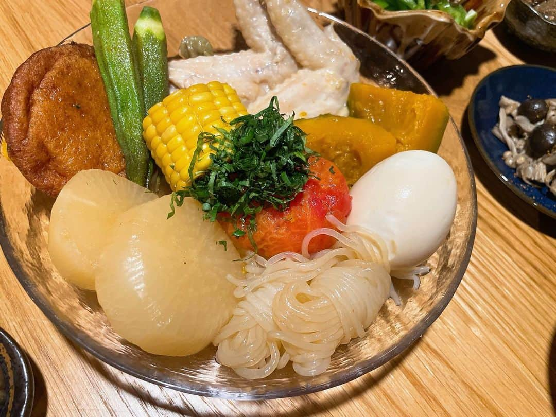 永田レイナさんのインスタグラム写真 - (永田レイナInstagram)「🍚  ・冷やしおでん ・ゴーヤーともずく酢 ・きのこ炒め ・茄子とズッキーニとパプリカの味噌ごま炒め ・生ピーマン〜鯖マヨ乗せ〜 ・ぬか漬けズ ・いろいろ野菜のチゲ風味噌汁 ・なんか身体に良さそうな酵素玄米  冷蔵庫にあったありったけの夏野菜をかき集めて作った冷やしおでん。あったかい方が断然好きです(個人の感想)。  #レイナキッチン #おうちごはん #冷やしおでん #献立 #うちごはん」9月4日 21時16分 - reina_nagata