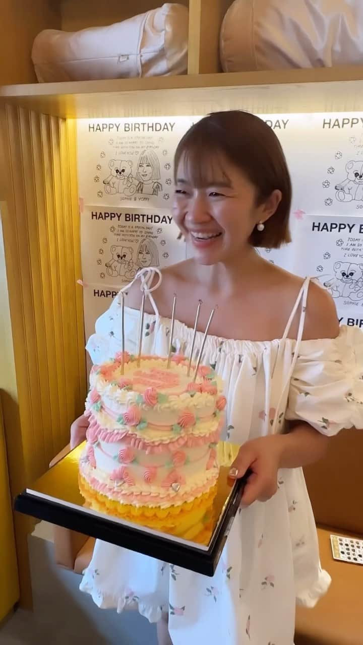 Little Sunny Biteのインスタグラム：「楽しすぎたバースデーパーティーの思い出🎂🫶🩷　 ながぁーいテーブルにピンクベースのテーブルセッティングをして。みんなにメッセージカードとお土産のキーチェーンを置いてお出迎え🤗 途中にはビンゴゲームをやったりと、わいわい楽しいバースデーパーティになりました🙏✨  来てくれたみんな本当にありがとう🫶🫶  big hug 🫶big love❤️ @i_my_me_mine_  @kh_kidhulk  @tarolingal @7miwa0429 @kanako_m_official @ishiharachan.zion @__dococ__ @7_emil_y @keito_1214 @koheirobert @kakiuchiayami @nanagirl7 @ponpon_marcy @jinyoul @iam.megane @matsuno71 @akikohachinohe @rurimatsui @marco149 @gurorina @toriicamera @mumierre @nagaaase @minoshimamika @ciel_isono   みんなの笑顔につつまれた幸せいっぱいのパーティ🎈 一生忘れない🩷🩷  #birthdaypapty #birthdaycake #birthday」