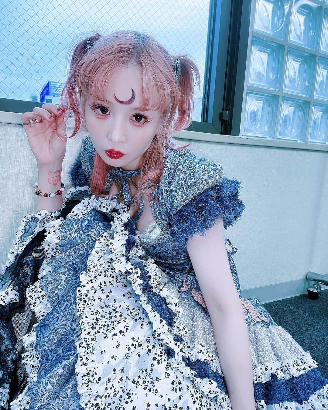 大森靖子のインスタグラム：「本当にヲタクはすぐに今までで一番いいライブって言うんだからぁ〜  オススメライブだった仙台楽しかったね あと、まぁ、伊達政宗だもーんという去勢をはったルナですよね  #大森靖子kilm2023」