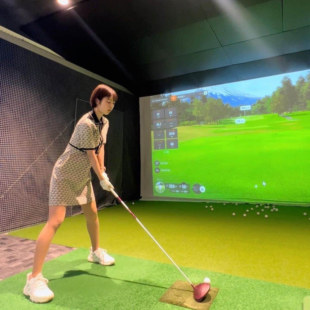 小林由依のインスタグラム：「* シュミレーションゴルフ⛳️ ⁡ この日は金町へ行ってきました😌 ⁡ ⁡ @x_golf.kanamachi は、 世界中のゴルファーたちが愛用する 高精度弾道計測器（Trackman）が利用可能な インドアゴルフ練習場🏌️‍♀️ ⁡ 自分のボールの軌道やスイングデータを 細かく記録できるから 自分のゴルフの技術力向上にもってこい🙆‍♀️ ⁡ ⁡ 体験利用の人にはお店の方が徹底サポートしてくださるから 初めてでも安心💫 ⁡ ⁡ グローブ、シューズ、クラブなどは 無料でレンタルできるよ💕 ⁡ ⁡ とてもおすすめ施設なので ゴルフ好きな方はぜひ行ってみて💫⛳️ ⁡ ⁡ PR @x_golf.kanamachi #xgolf倶楽部 #金町ゴルフ #インドアゴルフ #ゴルフレッスン #ゴルフ男子 #ゴルフ女子 #ゴルフ初心者 #シミュレーションゴルフ　 ⁡ . . . . . ⁡ ⁡ ⁡ #ルナンゴルフ #lenangolf #ワンピースコーデ #ワンピース #ゴルフ #ゴルフウェア #ゴルフコーデ #ゴルフ女子コーデ #ゴルフ練習 #ゴルフ場 #ゴルフ練習場 #ゴルフファッション #ゴルフ好き #ゴルフスコア #インドアゴルフ練習場 #金町 #葛飾区 #東京 #tokyo #ショートヘア #休日」