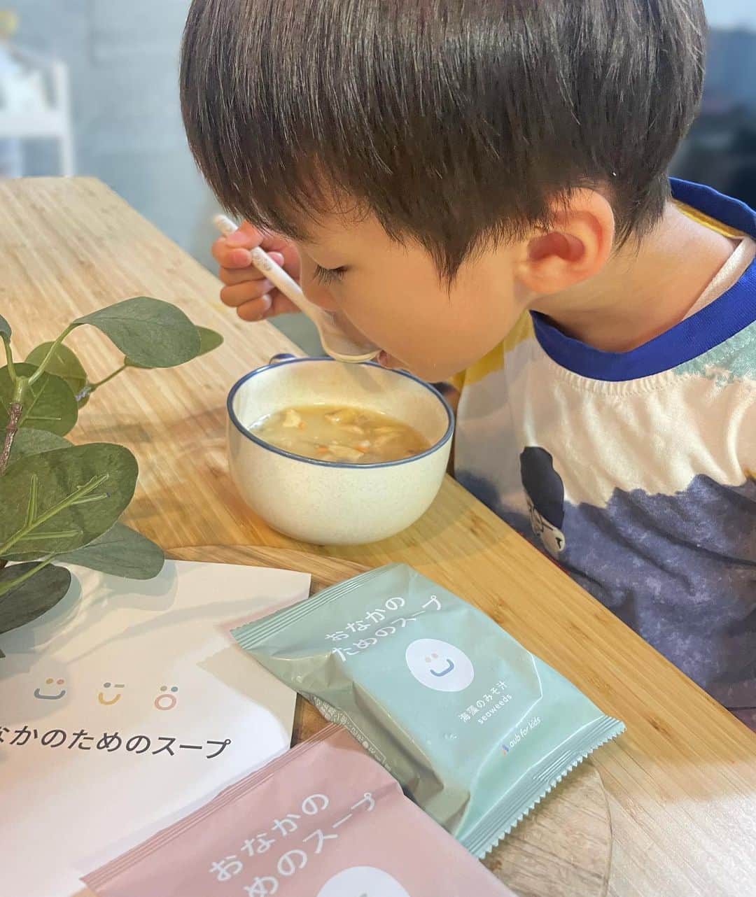 長谷川真美さんのインスタグラム写真 - (長谷川真美Instagram)「おなかのためのスープ💕  子どものうんちの悩み栄養の悩みを解決する フリーズドライのみそ汁で お湯を注ぐだけ簡単でありがたい〜 ✨😂  食物繊維やビタミンなどの16種類の栄養入り 👍 22種類の乳酸菌とビフィズス菌入り 味は「きのこ」「海藻」「根菜」の3種類！！  購入場所は@aubforkids_official  10/27まで  #二子玉川 の「#蔦屋家電+」で  商品展示・販売・サンプルの配布もされてるのよ💡 お近くの方は行ってみて！！！💕  @aubforkids_official #おなかのためのスープ  #aubforkids #オーブフォーキッズ #子どもの腸育  #子どもごはん #PR #簡単ご飯  #簡単 #簡単レシピ  #ズボラ母 #ズボラ飯」9月4日 21時18分 - maami.hase