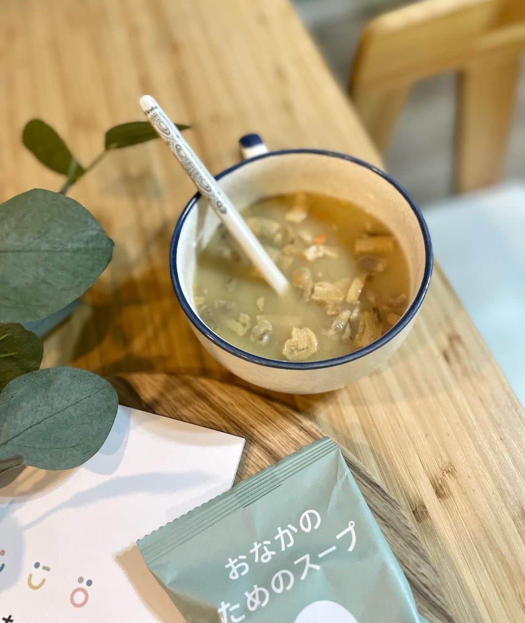 長谷川真美さんのインスタグラム写真 - (長谷川真美Instagram)「おなかのためのスープ💕  子どものうんちの悩み栄養の悩みを解決する フリーズドライのみそ汁で お湯を注ぐだけ簡単でありがたい〜 ✨😂  食物繊維やビタミンなどの16種類の栄養入り 👍 22種類の乳酸菌とビフィズス菌入り 味は「きのこ」「海藻」「根菜」の3種類！！  購入場所は@aubforkids_official  10/27まで  #二子玉川 の「#蔦屋家電+」で  商品展示・販売・サンプルの配布もされてるのよ💡 お近くの方は行ってみて！！！💕  @aubforkids_official #おなかのためのスープ  #aubforkids #オーブフォーキッズ #子どもの腸育  #子どもごはん #PR #簡単ご飯  #簡単 #簡単レシピ  #ズボラ母 #ズボラ飯」9月4日 21時18分 - maami.hase