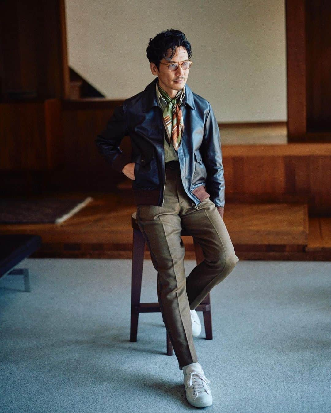 Shuhei Nishiguchiさんのインスタグラム写真 - (Shuhei NishiguchiInstagram)「"2023AW My recommended styling⑤" @mr_beams_webmagazine  チンクワンタに完全別注したA-2モデル。 ヴィンテージ同様ホースハイドを使用しながら、ディテールを軽快に、フィッティングも着やすくすることで現代的にアップデートさせています。  A-2に合わせたのは50年代アメリカ軍のミリタリーシャツ、パンツはキャバルリーツイルの側章のLポケトラウザーズ、足元もミリタリーに寄せたスニーカーを合わせながらも、ヴィンテージのシルクスカーフでラギッドさを落ち着かせたモダンヴィンテージスタイルです。  Ph. @satoshikuronuma   Jacket： @cinquanta_official  Shirt： @usarmy 50's Scarf： vintage Trousers： @bernardzins  Shoes ： @r.c.a.footwear  Eyewear： @oliverpeoples   #beamsf #vintagestyle #preppystyle #classicmenswear #vintagefashion #ootdmen」9月4日 21時20分 - shuhei_nishiguchi