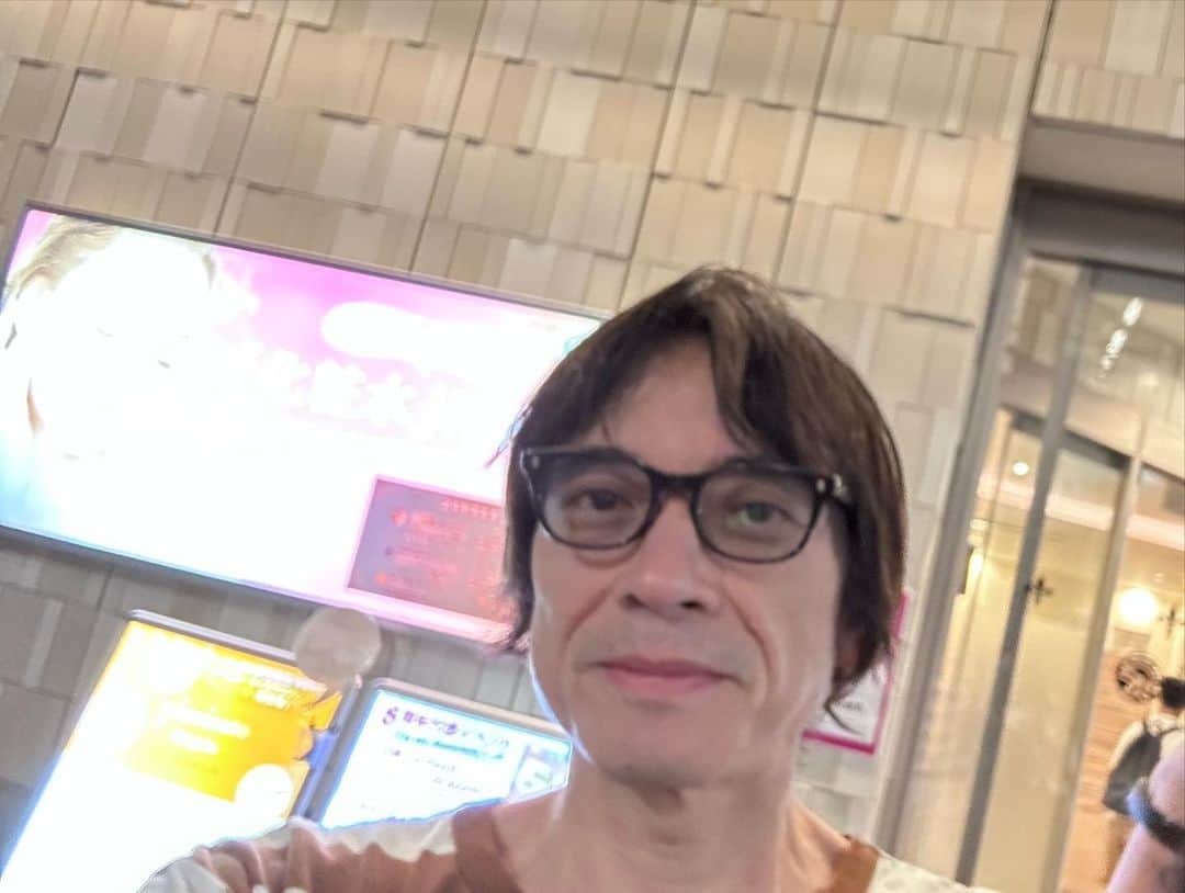 YO-KINGのインスタグラム：「ほんとにひさびさに、ソロで各地行きまーす！ しかも、バンドでの演奏もあり！ よろしくですー！ 対バンの、木も、ドガもサイコーですよ！  shu-ha-ri presents『ザツオン21グラム』  愛知・名古屋CLUB QUATTRO 10/24（火）開場18:30／開演19:00　 立見（整理番号有） (問)ジェイルハウス 052-936-6041(平日11:00～15:00)  大阪・心斎橋JANUS 10/25（水）開場18:30／開演19:00　 立見（整理番号有） (問)清水音泉 06-6357-3666(月～金曜 12:00～17:00)/info@shimizuonsen.com  宮城・仙台誰も知らない劇場　＊サブ・ツアー 10/29（日）開場16:00／開演16:30  全席指定 (問)EDWARD LIVE 022-266-7555(平日11:00～13:00)/ live@edward.co.jp  福岡・ライブハウス秘密　＊サブ・ツアー 11/02（木）開場18:30／開演19:00　 全自由（整理番号有） (問)キョードー西日本 0570-09-2424  東京・新代田FEVER 11/13（月）開場18:30／開演19:00　 立見（整理番号有） (問)FEVER 03-6304-7899  チケット代：全公演￥5,500（税込／＋1ドリンク） チケット一般発売日：9月16日（土）10:00～　 ※おひとり様4枚まで ※未就学児童入場不可  一般発売に先駆け、9/2（土）10:00より、会員サイト【P.D.C】にて、最速先行予約受付をスタートいたします。 期間限定となりますので、是非この機会をご利用下さい！ 受付期間：9/2（土）10:00～9/6（水）23:59」