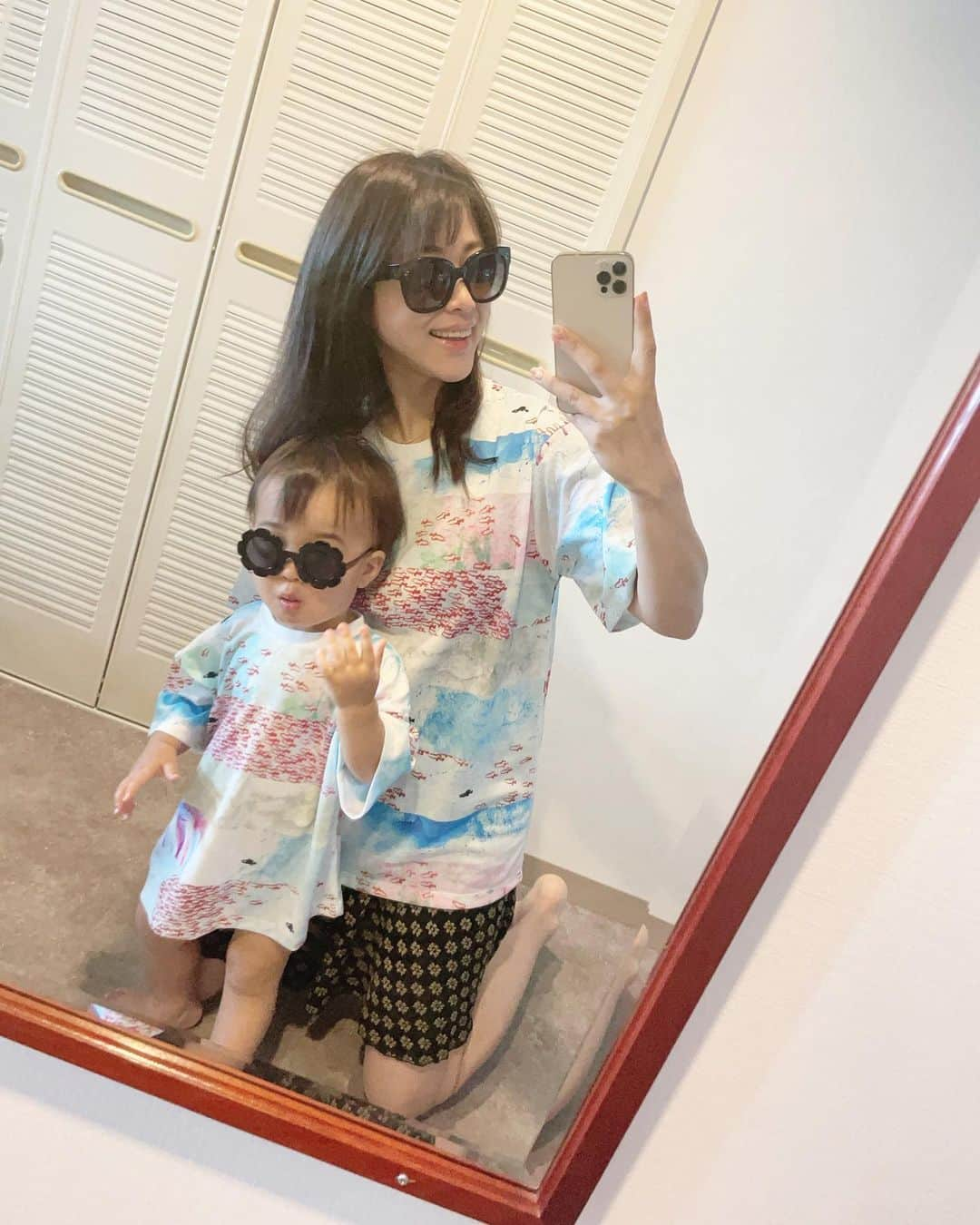 Kozue Kawabeのインスタグラム：「可愛い教え子ちゃんにいただいたお揃いスイミーTシャツがめちゃくちゃ可愛い♡ 息子も一緒やー！と大喜び！！ ありがとう♡」